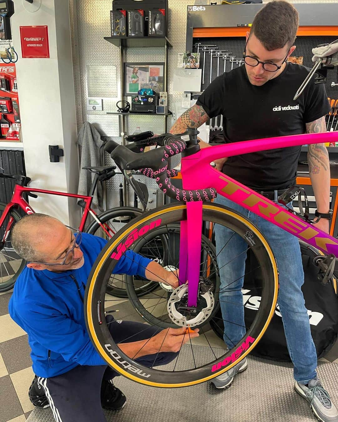 ジャスティン・マッテラさんのインスタグラム写真 - (ジャスティン・マッテラInstagram)「Rock n Roll! @giroditalia  @trekbikes_italia  Bike @trekbikes #emonda #projectone Wheels @vision_tech_usa  Tires @challengetires  Tape and saddle @prologo.official   #thinkpink #pinklady #pinkpanther #pinkcadillac #pinkparty #fightforpink  #pinkpower」5月12日 5時24分 - justineelizabethmattera