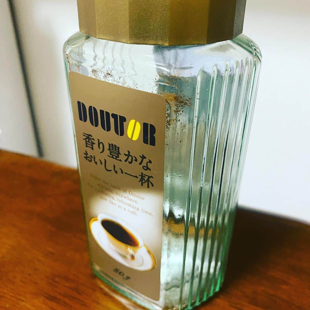 のインスタグラム：「コーヒーチャレンジ☕️  おはようございます！ 本日もコーヒーから！ (58日目)  今朝のコーヒーでひと瓶飲みきりました。 13日目のコーヒーからこちら飲み出し、毎朝家で飲むときはこれを飲んでましたが、まさか飲みきれるとは、、！☕️  次はどんなのにしようかしら。 どんなんがええんでしょうか？ 何かおすすめあれば教えて下さい！  本日、祇園花月でアキ新座長新喜劇4日目です。早いですね。 今日も楽しんでもらえるように頑張ってきます！  皆さん、今日も良い一日を！  #吉本新喜劇 #カバ #コーヒーチャレンジ #苦手なコーヒーをお茶の感覚で飲めるようになるまでの道のり #コーヒー #coffee #コーヒーチャレンジ #coffeechallenge #カフェ #Cafe #吉本新喜劇 #yoshimotoshinkigeki #カバ #kaba #カフェ巡り #喫茶店巡り #カバッチグー #どーゆーそれー #次はどこでコーヒー嗜も？ #皆さん、今日も良い一日を！」