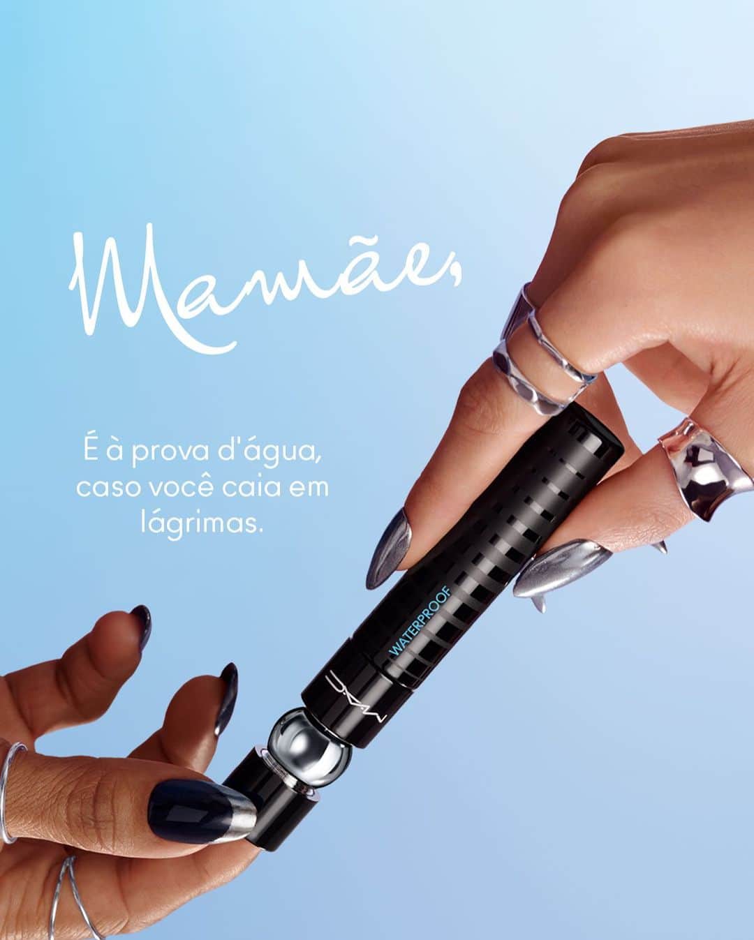 M·A·C Cosmetics BRのインスタグラム：「Um produto à prova das emoções que o Dia das Mães traz, é a nossa nova M•A•CStack Waterproof 💦 A máscara mais queridinha à prova d'água, à prova de transferência e que garante infinitas camadas de volume 🤩  #ParaTodoMundoVer: na imagem aparecem duas mãos se encontrando com uma das mãos entregando uma M•A•CStack Waterproof para a outra, seguida do texto "Mamãe, é à prova d'água, caso você caia em lágrimas”.   #DiadasMaes #MACDiadasMaes #MACSTack #MACStackWaterproof」