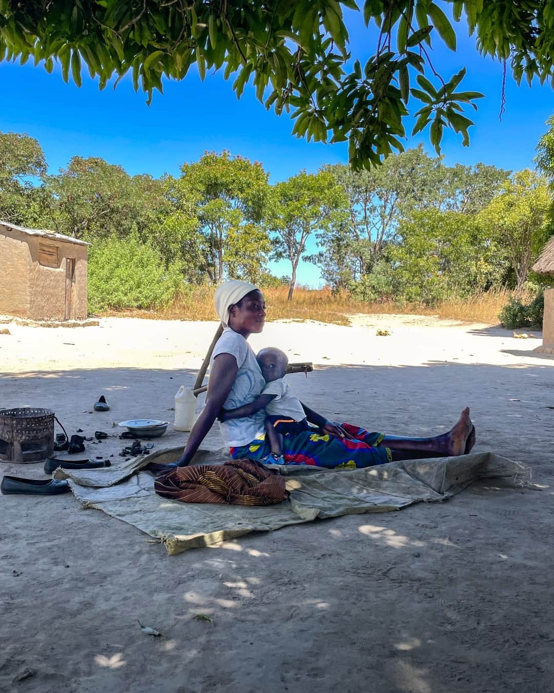 ネーブ・キャンベルのインスタグラム：「In three days, @ZambiaRedCross volunteers visited over 51,000 homes so far to find children missing important vaccines. Along the way, they met Juliana and her son, Brevias, who she hopes grows up to be the next president. Juliana shared how meaningful this work is to her and that she hopes it keeps children protected and healthy. 💪🏿💪🏽💪🏼  ➡️ This is part of our Measles & Rubella Partnership, which is only made possible by teams like the Zambia Red Cross and many others.   #Zambia #RedCross #MeaslesPrevention #VaccinesWork」