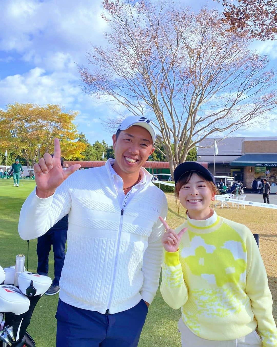 なみきさんのインスタグラム写真 - (なみきInstagram)「みなさんにお知らせです⛳️ 明日５月１３日新宿ヴィクトリアゴルフさんにて堀川未来夢プロの来店イベントがあります☺️ 13時よりトークショーやワンポイントレッスン会、サイン&写真撮影会、じゃんけん大会など様々なイベントがあります！！　 当日特典もあるみたいです！ わたしもこの日は僭越ながらＭＣさせていただきます！！ たくさん盛り上げられるように頑張りたいと思います☺️！！ こんな機会なかなかないのでぜひみなさん遊びに来ていただけると嬉しいです😭💓 みなさんにお会いできるの楽しみにしてます！ ちなみにこの写真は去年の太平洋VISAマスターズの時に撮っていただいたものです😭堀川プロともそれぶりにお会いできるので楽しみです〜😊 ぜひみなさん来てねー！！ @mikumu.h  @victoriagolf_shinjuku  ・ ・ #golf #GOLF #ゴルフ #ゴルフ女子 #ゴルフウェア #ゴルフウェアコーデ #堀川プロ #堀川未来夢プロ #男子プロ #ヴィクトリアゴルフ #新宿店 #イベント」5月12日 5時52分 - namiki_golf