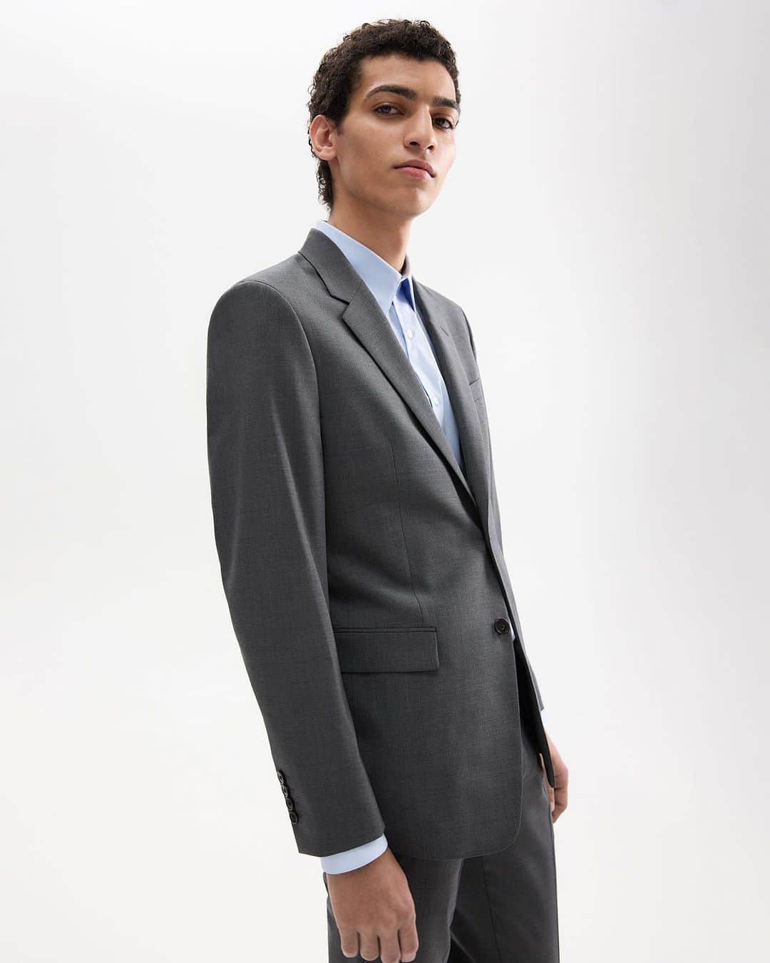 セオリーのインスタグラム：「The Perfect Suit. From graduation day to the C-suite, our Chambers blazer and Mayer pant in seasonless, stretch Good Wool are a must for every wardrobe.」