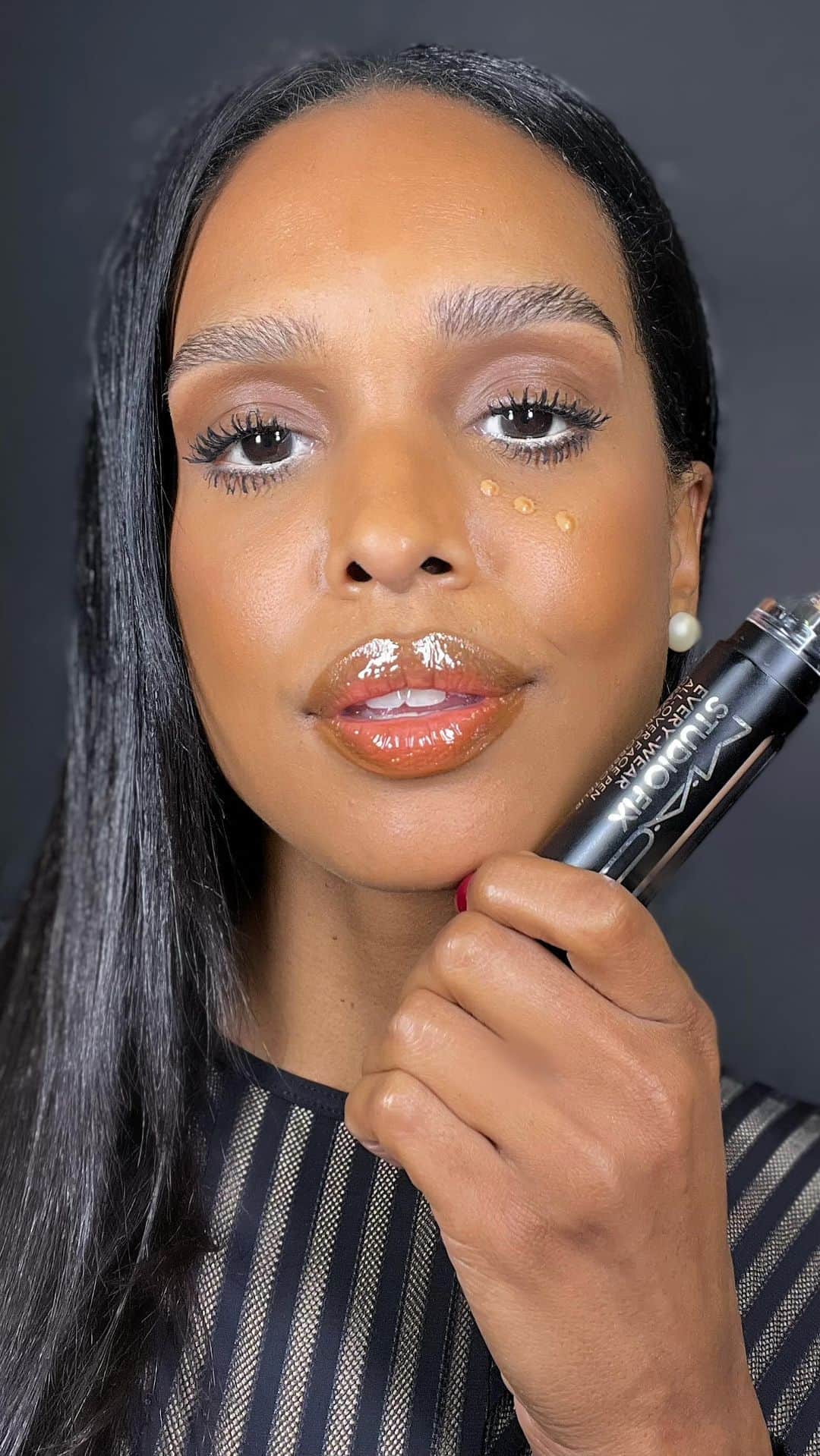M·A·C Cosmetics BRのインスタグラム：「A nossa Artista Nacional @katiaraujomakeup te mostra no ✨detalhe✨ como usar nosso lançamento mais prático do momento, a Caneta 2 em 1 Base e Corretivo Studio Fix Face Pen 🖊️ E no vídeo ela ainda segura um spoiler de um lançamento super nostálgico que vem por aí 👀 Será que você consegue adivinhar? 👇  #MACStudioFixFacePen #MACArtist」