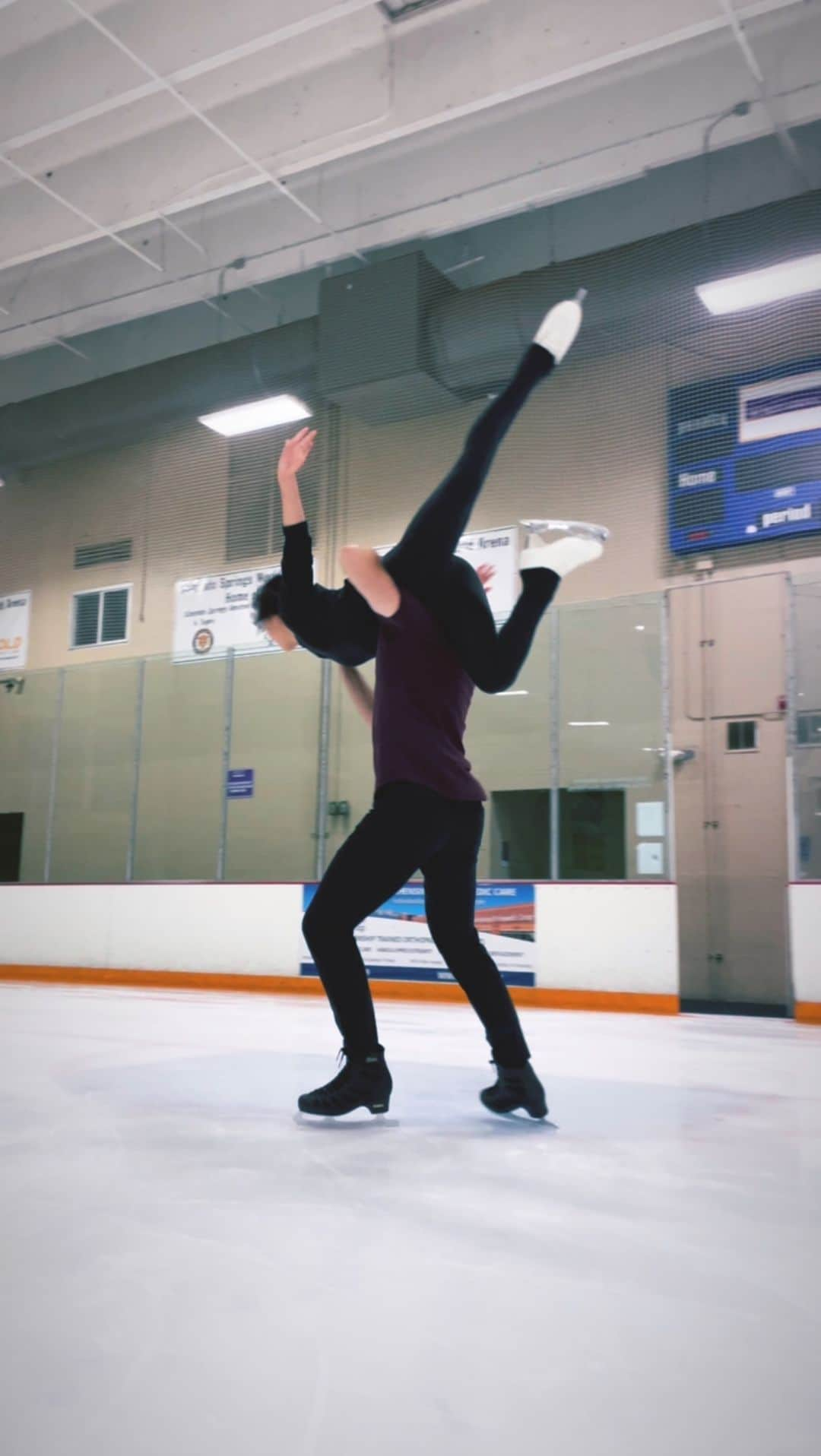 ダニエル・オシェイのインスタグラム：「Y’all it’s @dannyoshea213 & @elliekam.w 🤩😩🥰🌟🙌  🎥: @lukeawang @coldangles   #wasapairs #pairs #pairskating ##figureskating #figureskater #iceskating #iceskater #figureskate #iceskate #skate #tripleaxel #yuzuruhanyu #evgeniamedvedeva #nathanchen #alinazagitova #johnsilsonblades #figure #dancelifts #lifts #quality」