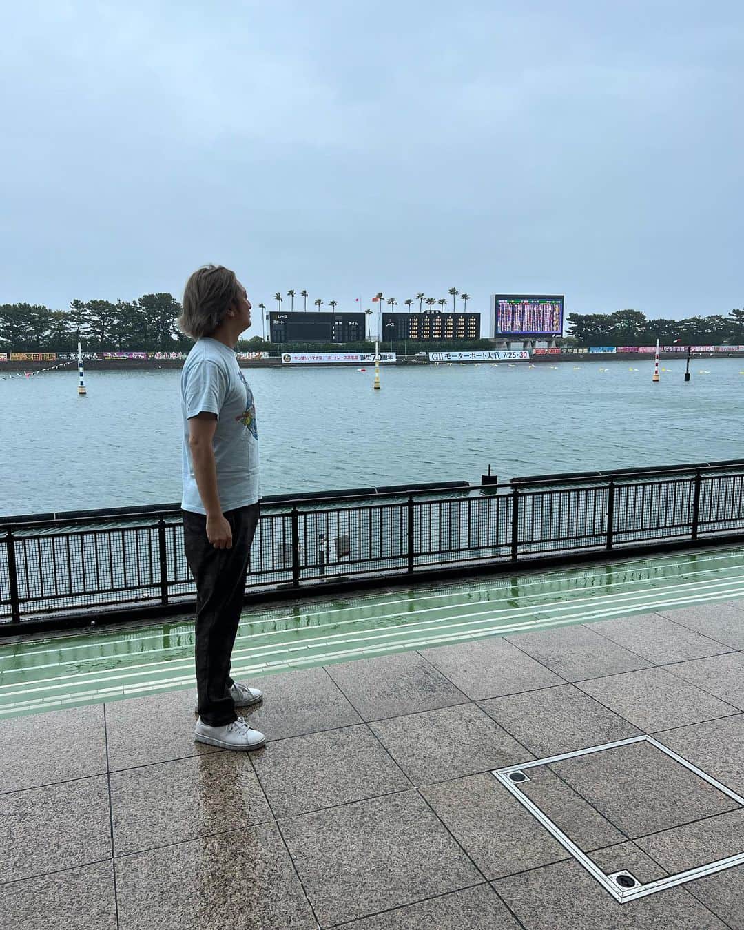 のインスタグラム：「ボートレース浜名湖 お仕事のご依頼はインスタのDMでお問合せください。  Twitterアカウント→　#jpmaesaka Twitterアカウントポケモン→#jp_pkmn YouTubeチャンネル→#モノマネモンスターJP TikTok→#monomamejp #ボートレース #🚤 #浜田湖？ #いや #浜名湖 #みずタイプのポケモンTシャツ #ものまね代行世代 #ワイドナショー #JPさん #松本人志 #浜田雅功 #ダウンタウン #ものまね芸人 #松本人志ものまね #研音 #川島明ものまね #ラヴィット #滋賀芸人 #農業高校出身 #すべらない話 #IPPONグランプリ #ダウンタウンDX #酒のツマミになる話 #おはスタポケモン部 #ポケモン #しゃべくり007」