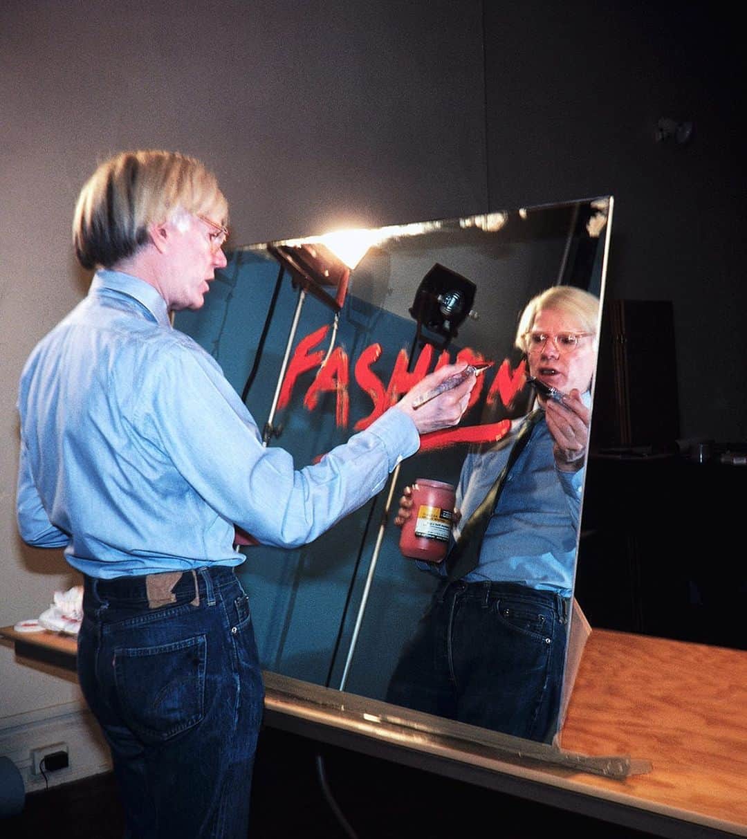 のインスタグラム：「Gagosian is pleased to announce "Andy Warhol’s Insiders," a group exhibition and shop takeover, opening at the Gagosian Shop (@shopgagosian) in London’s historic Burlington Arcade on May 25.   "Andy Warhol’s Insiders" features portraits of Warhol by friends and collaborators including photographers Ronnie Cutrone, Michael Halsband (@michaelhalsband), Christopher Makos (@christophermakos), and Billy Name (@billynameofficial). The Shop is presenting a selection of Warhol prints, publications, merchandise, and rare books and posters, including prints from his "Ladies and Gentlemen" portfolio (1975) and Richard Bernstein’s (@richardbernsteinart) original collages for the covers of "Interview," alongside signed copies of the magazine. Follow the link in our bio to learn more. __________ #AndyWarhol #Gagosian  Ronnie Cutrone, "Andy Warhol Painting 'Fashion' I," c. 1981 (posthumously printed 2023) © Ronnie Cutrone, courtesy Hedges Projects LLC (@hedgesprojects)」