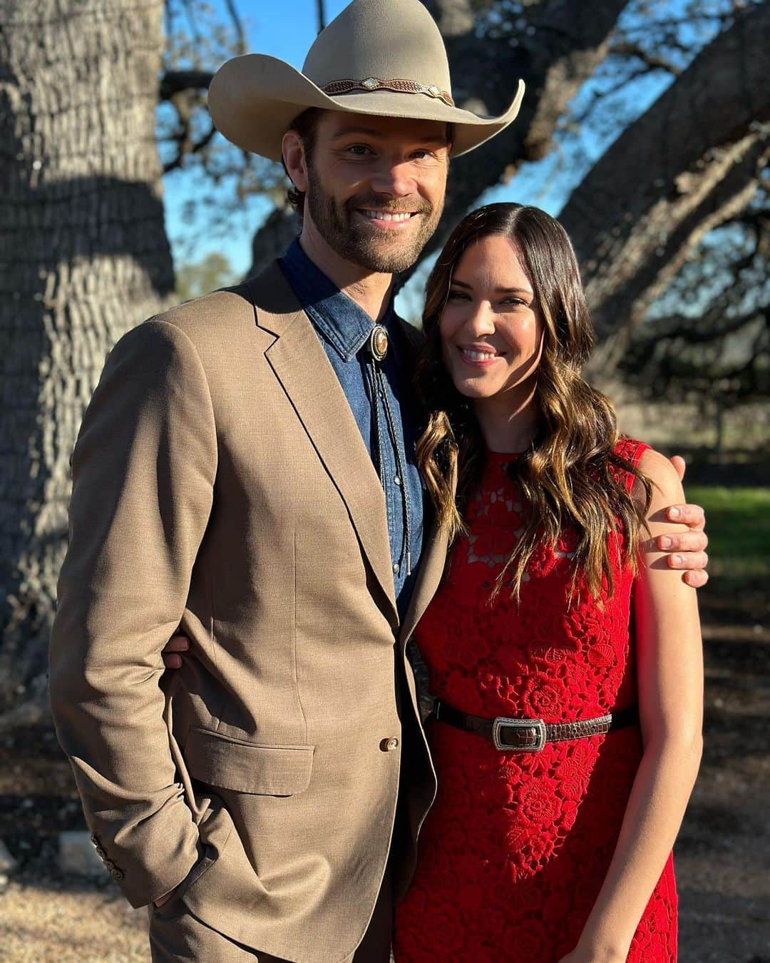 オデット・アナブルのインスタグラム：「TONIGHT IS THE NIGHT! Season finale of @thecwwalker. We worked hard, we love each other, we support each other and we get to keep doing it for another season (at least!!!) Thank you to the #walkerverse #walkerfamily for being the very very best! We love you! See you tonight 8/c. 🤠♥️🤠♥️🤠♥️」
