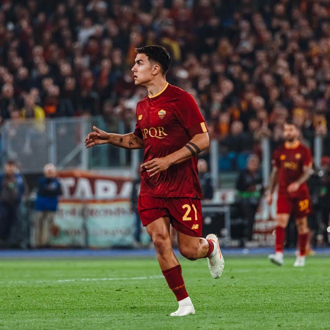 パウロ・ディバラのインスタグラム：「L’unione fa la forza!! Daje Roma 🐺💛❤️」