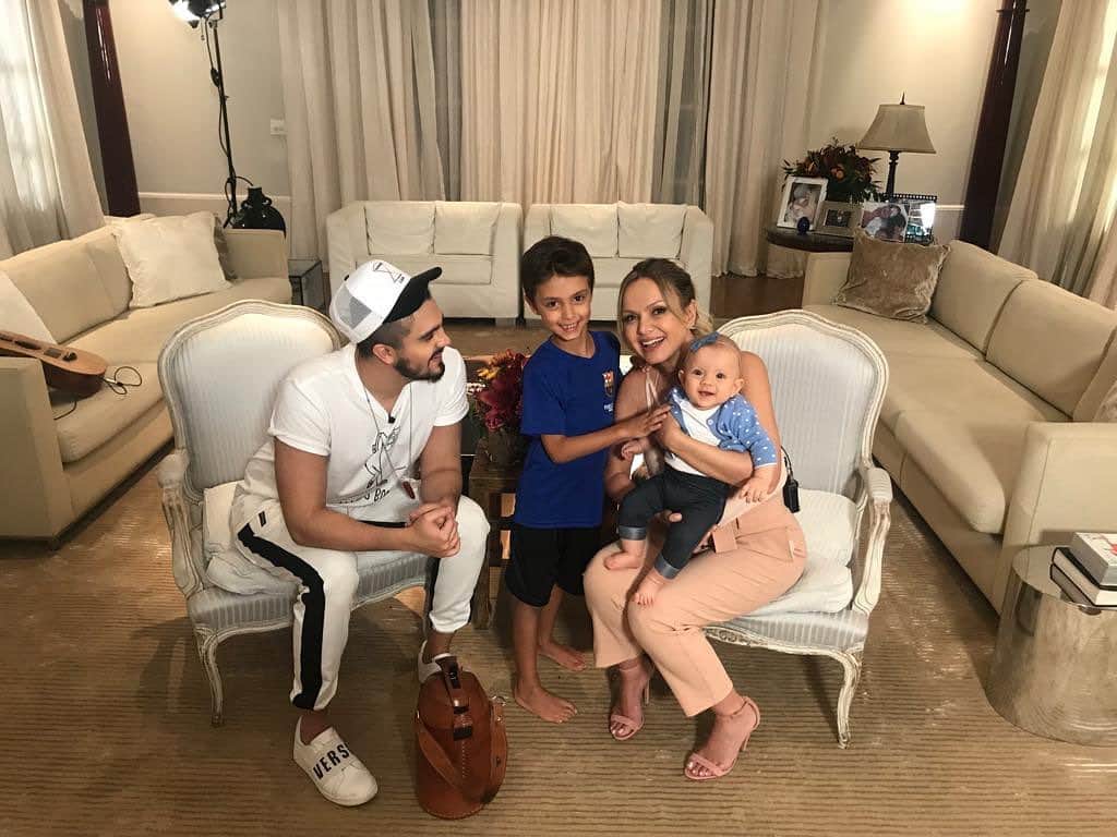 Eliana Michaelichin Bezerraのインスタグラム：「Olha que linda essa foto! Isso foi há 5 anos quando o fofo do @luansantana veio em casa.   Manu e Arthur cresceram né? Saudades, Luan. 😘  #tbt #recordareviver #fofura」
