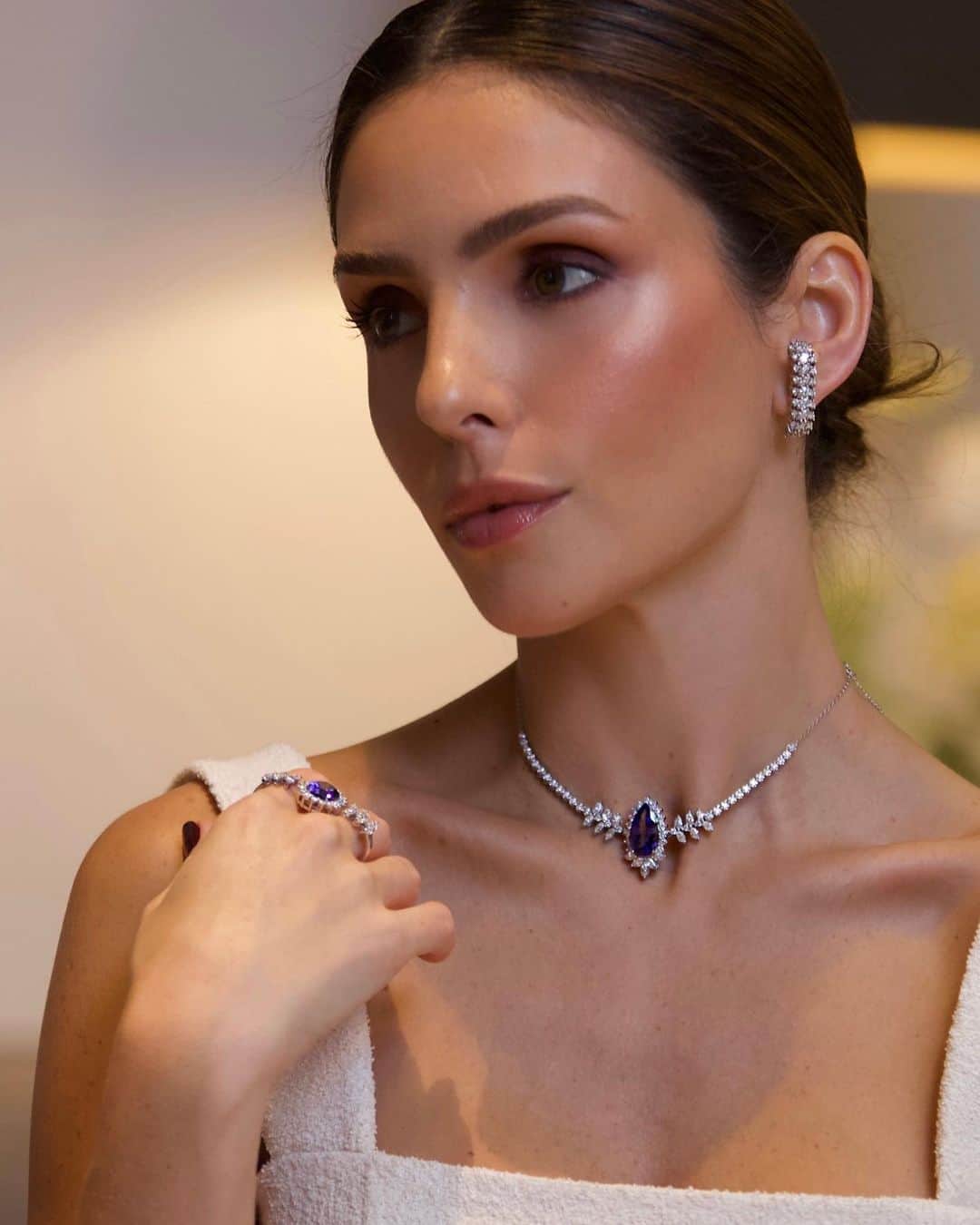 のインスタグラム：「Lifetime pieces | jóias em ouro branco, tanzanitas e diamantes da @marcellabahia, uma ótima opção para o dia das mães!  #CaCelicoEstilo  | publi」
