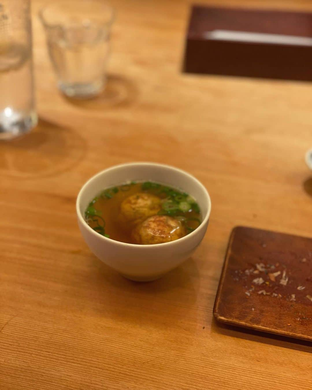 真藤舞衣子さんのインスタグラム写真 - (真藤舞衣子Instagram)「お昼は軽めにデッカオ　@dekkaocurry でカレー！と思ったらなんと定休日で、大阪っぽく行こうと言うことで、たこ焼きを。 何年ぶりなのかしら？ 小ぶりでふわとろ美味しかった！  #マイマイ大阪　#大阪 #たこりき　#たこ焼き」5月12日 6時50分 - maikodeluxe