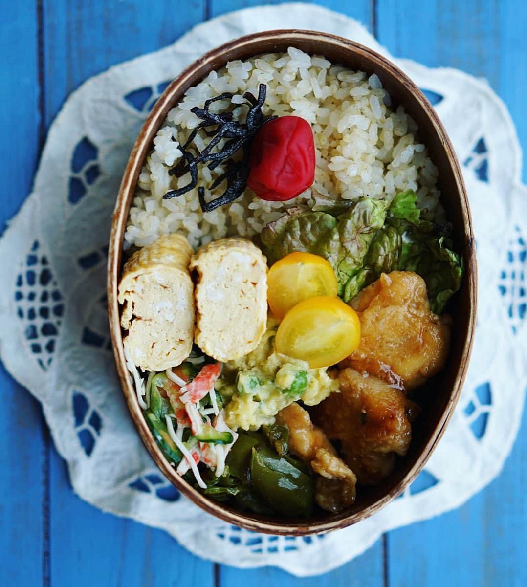 mikiのインスタグラム：「おはようございます。  今日は長男の体育祭。 コロナ禍真っ只中で 始まった高校生活。 高3にして 最初で最後の体育祭！ リレーアンカーで走るらしい。 ゴリエダンスを踊るらしい。 一つ一つの行事を ちゃんと楽しむ彼の姿には やっぱり嬉しくなってしまいます。 しかも今日は6時半出発で 自転車で1時間かけて 体育祭競技場へ向かうという 荒業を成し遂げ… 終わった後は そのまま友達と 温泉入りに行くらしい♨️  青春万歳🙌  母は心の中で めいっぱいの エールを送り続けます。」