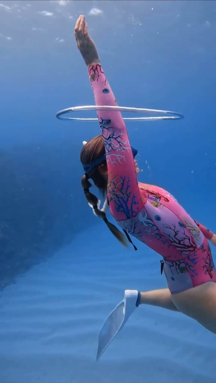 シンシア ローリーのインスタグラム：「Swimming through hoops」