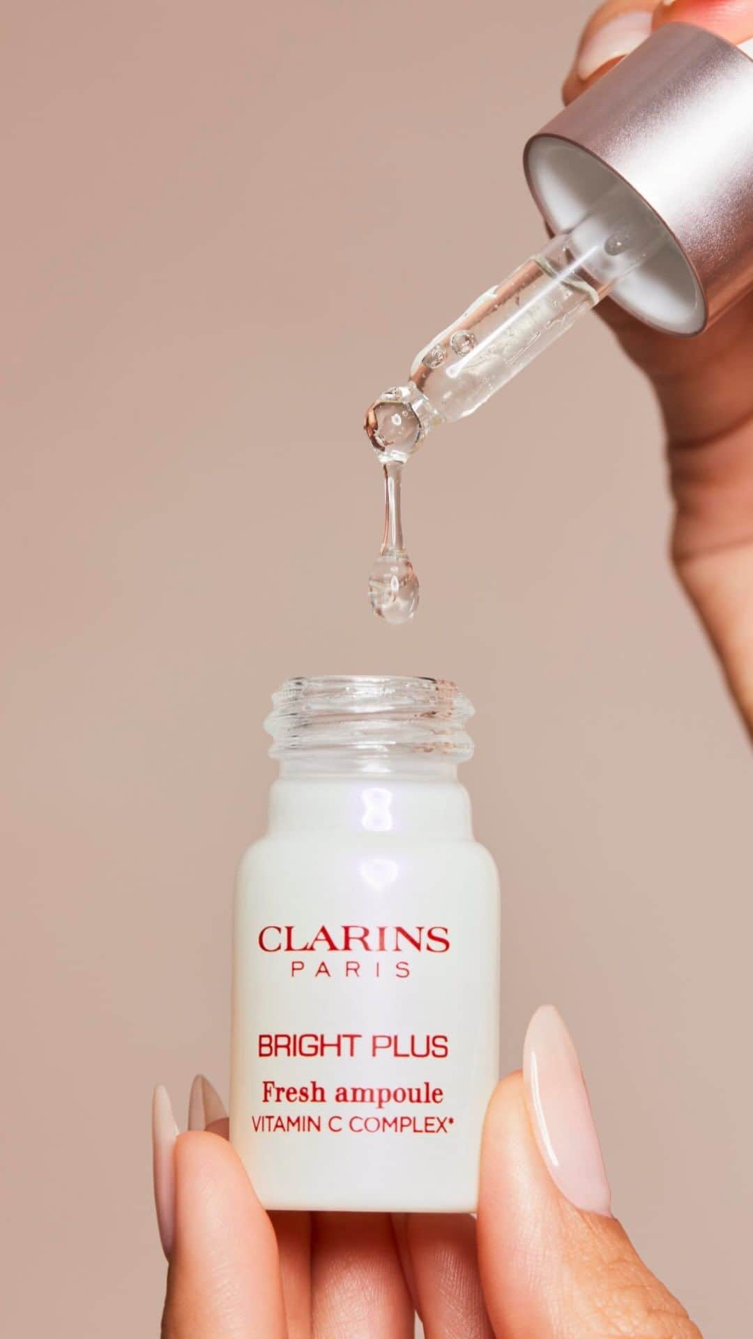 Clarins Canadaのインスタグラム：「Want to reduce darks spots or acne scars? 90% of women see more even skin with the Bright Plus duo*. 🌟  Use our Fresh Ampoule as a 7-day intensive treatment and the Bright Plus Serum every day for brighter skin all year long! __________ Vous souhaitez réduire des taches pigmentaires ou des cicatrices d’acné ? 90% des femmes trouvent leur peau plus unifiée avec l’utilisation du duo Bright Plus*. 🌟  Utilisez la Bright Plus Fresh Ampoule en cure intensive de 7 jours et le Sérum Bright Plus chaque jour pour une peau éclatante tout au long de l’année !  . . . *Consumer test – 100 women – after 1 month using the Bright Plus Fresh Ampoule only followed by 1 month using the Fresh Ampoule + Bright Plus Serum. // *Test consommateurs – 100 femmes – Après 1 mois d’utilisation de Bright Plus Fresh ampoule seule puis 1 mois d’utilisation de Bright Plus Fresh ampoule + Sérum Bright Plus. #Clarins #BrightPlusAmpoule #SkinCareRoutine #VitaminC」