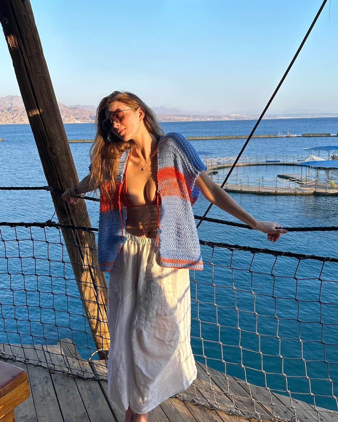 Larsen Thompsonさんのインスタグラム写真 - (Larsen ThompsonInstagram)「Some unforgettable memories over the last few days💛 A day spent in Eliat doing all my favorite activities across the Red Sea… never thought I’d say that!!! Pool days, views of the worlds largest erosion crater - Mitzpe Ramon, and wonderful people… my heart is full🥰 (swipe till end for a surprise!!!)」5月12日 7時11分 - larsenthompson
