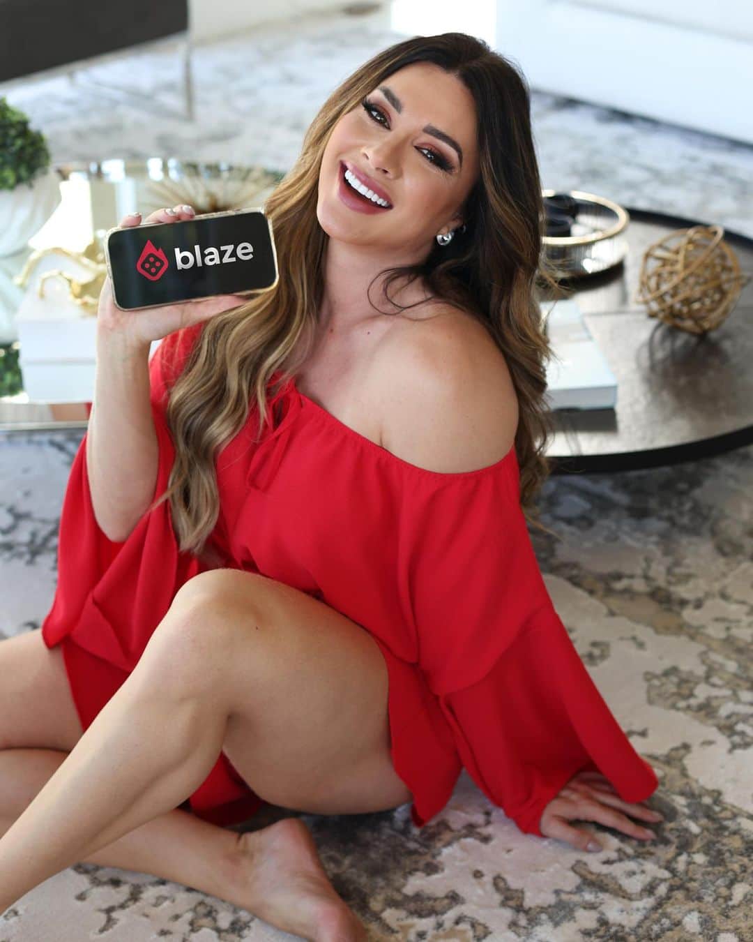 Juliana Salimeniのインスタグラム：「Aquela vibe super alegre de quem conseguiu multiplicar a grana no site da @blazebrasil !  A Blaze é uma casa de apostas online para maiores de 18 anos! Vem multiplicar sua grana tb! Use meu link ( https://blaze.com/jujusa ) e ganhe até 5 mil reais de bônus!  ⚠️ Lembrando: Aposte com consciência⚠️」