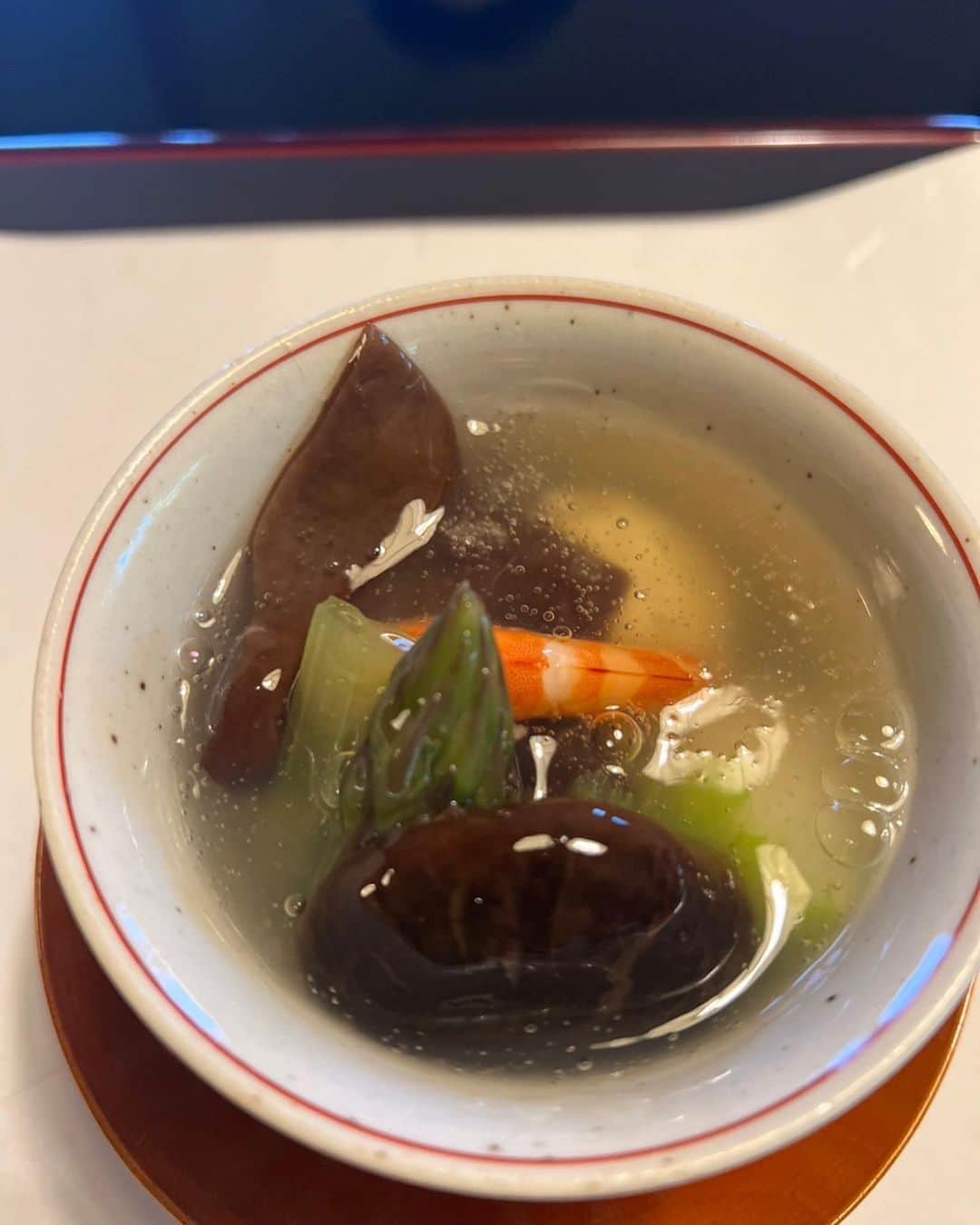 キャシー中島さんのインスタグラム写真 - (キャシー中島Instagram)「さあ、ランチは小松空港からほど近い小松つづらでいただきます。 静かな住宅街の中にあるつづらは趣のある和風の建物でとっても綺麗！  お食事は フルオーケストラのコンサートのように一品一品丁寧で個性的です。  最初に出てきたこちらのお豆腐と天ぷら、お豆腐は手作りでふわぁっと、とろける柔らかさです。 イカと白身魚の握りの美味しいこと❗️ とにかく出てくるもの全てがすごーーーく美味しい。 お野菜もお肉も大満足です。  つづらを出る時にオーナーにご挨拶をいただきました。  最後まで美味しくてハッピーなひと時でした。  オーナーご夫妻かな？ ありがとうございました❤️  また絶対来たいと思ってます。  船の出航が少し早くなって、大慌てで船に戻って来ました。  金沢港を後にして、いよいよ明日は釜山です❤️ #キャシー中島#船旅#ベリッシマ」5月12日 7時28分 - official_kathynakajima