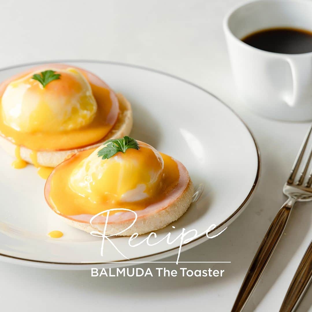 BALMUDA (バルミューダ) さんのインスタグラム写真 - (BALMUDA (バルミューダ) Instagram)「SNSだけの特別レシピ　アメリカ・ニューヨークの朝食「エッグベネディクト」 . この春に行われたイベントで皆さまにお楽しみいただいた、アメリカ、韓国、台湾の3カ国の朝食をご紹介。バルミューダの製品が展開している国の中から、オリジナリティあふれる朝食メニューを選びました。 . 今日のひと皿は、ニューヨークの朝食の定番「エッグベネディクト」。トースターで焼きあげたイングリッシュマフィンの上にポーチドエッグがとろーり。レンジで簡単に作れるオランデーズソースのレシピもご紹介します。バルミューダと一緒に世界の旅をお楽しみください。 . . エッグベネディクトのレシピ . 【材料】2人分 ・卵... 2個 ・イングリッシュマフィン... 1個 ・ハム...2枚 ・イタリアンパセリ... 適量 ＜オランデーズソース （2人分）＞ ・卵黄...1個 ・有塩バター... 30g ・砂糖... 少々 ・塩... 少々 ・レモン汁... 小さじ1/2 . 【作り方】 １．マグカップ２つそれぞれに水（120ml）を入れ、静かに卵を割り入れる。 ２．１．の黄身に楊枝で穴を開けて、ラップをせずにマグカップを1つ入れ、電子レンジ 500Wで2分加熱し、卵を取り出して、冷水で粗熱をとる。もう一つのマグカップも同じように加熱する。 ＊白身が固まっていない場合は10秒ほどさらに加熱する。 ＊1つずつ作った方が、熱が均等に伝わるのでおすすめ。 ３．＜オランデーズソース＞を作る。バターを耐熱容器に入れ、電子レンジで 500wで1分加熱する。 ４．ボウルに卵黄、レモン汁、塩、砂糖を入れて混ぜる。 ５．４．に３．を少しずつ加えて、その都度ホイッパーでよく混ぜる。 ６．５．を500wの電子レンジで20秒加熱し、さらに混ぜ、もったりとしたソース状にする。 ７．半分に切ったイングリッシュマフィンをトースターで焼き（トーストモード 4分）、ハムを乗せてから再度トースターで焼く。（クラシックモード230℃ 1分） ８．７．にポーチドエッグをのせ、オランデーズソースをかけ、イタリアンパセリを飾る。 . recipe by @hidesueyamada  . . #BETTERMORNING with #BALMUDA #バルミューダ #バルミューダのレシピ #よい朝の時間 #モーニング #世界の朝食 #アメリカ #worldbreakfast #BetterMoments #BetterLife #バルミューダザトースター #BALMUDATheToaster #バルミューダザレンジ #BALMUDATheRange」5月12日 7時30分 - balmuda