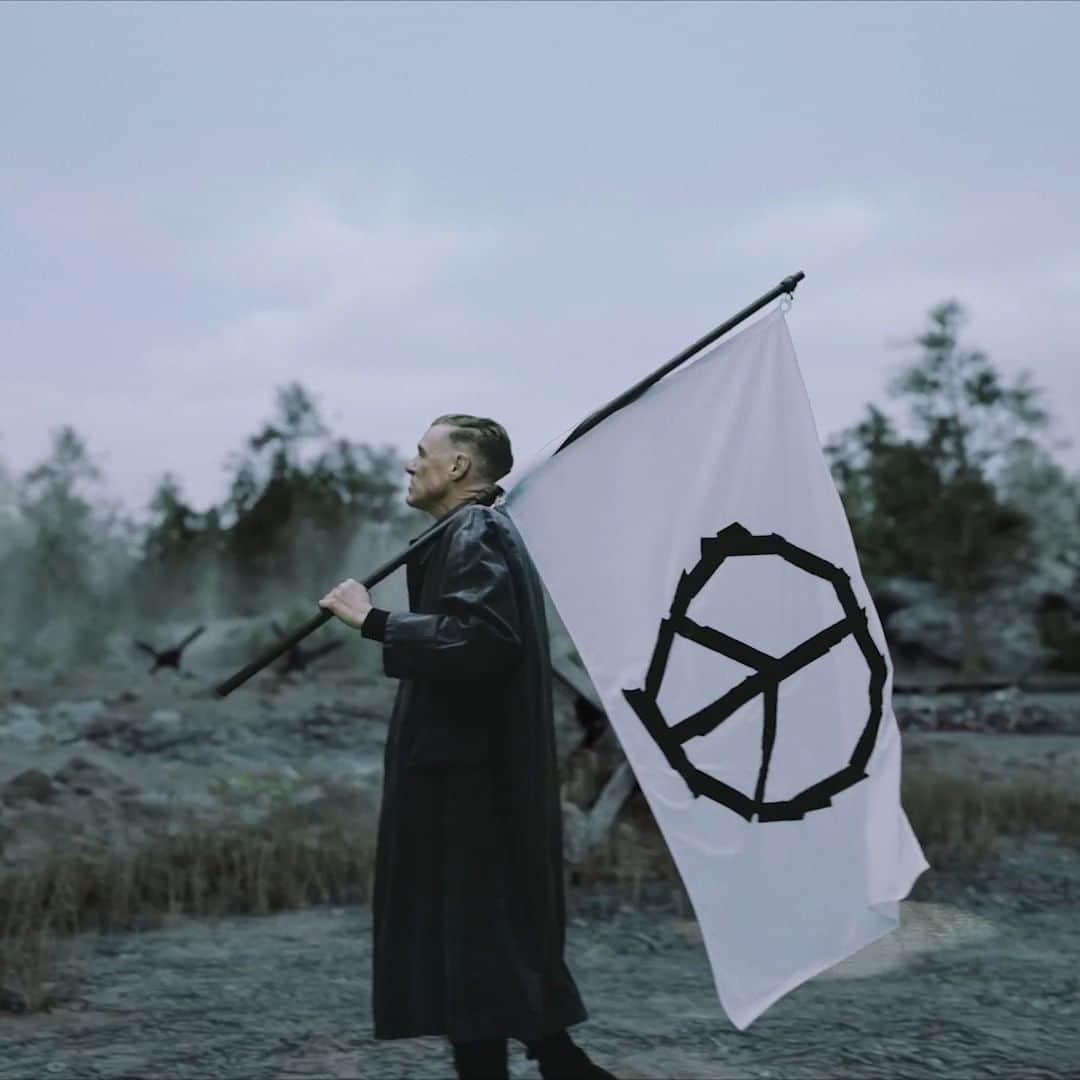 ブライアン・アダムスのインスタグラム：「Check out my new video on YouTube. This is an anti-war peace song. The locations are generic but are meant to represent conflicts in the world. The aim of this song is to provoke thought and perhaps even encourage governments to sit down and talk peace. At the moment there is only escalating division and death - a result of the billions of dollars spent by governments to fund these endless wars. #peacenow」