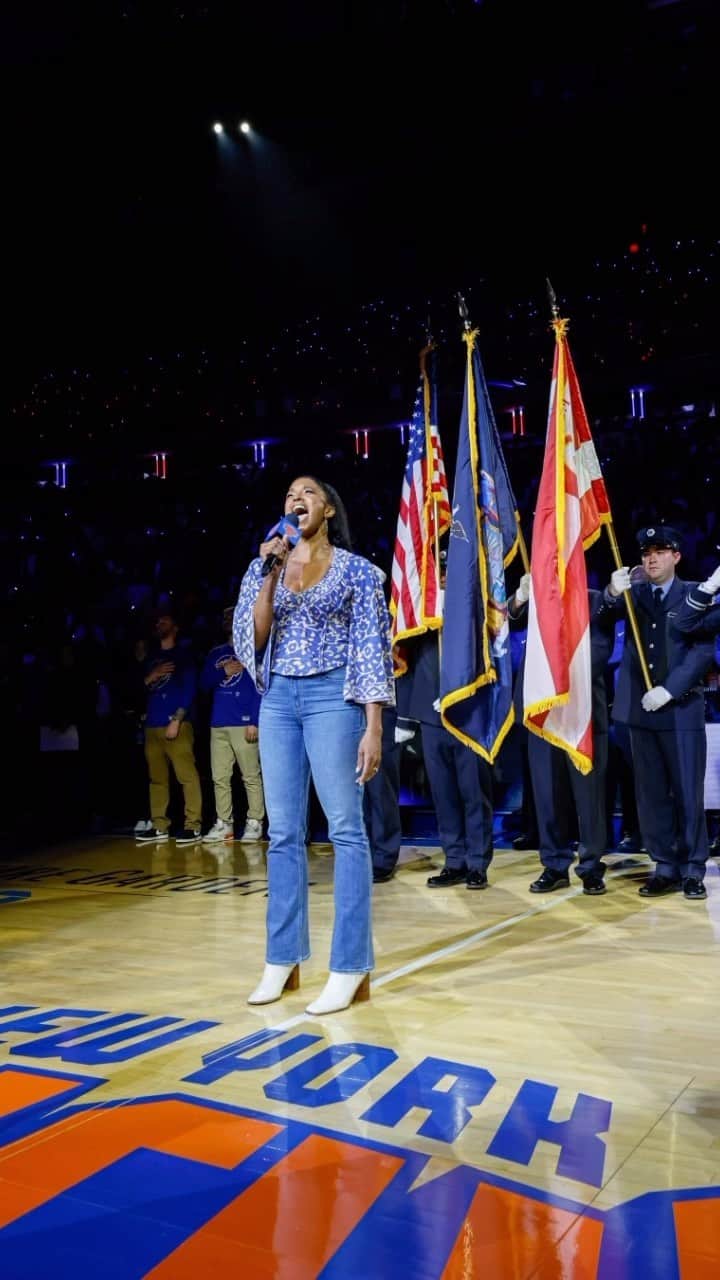 レネイ・エリース・ゴールズベリイのインスタグラム：「Traded a heart felt #anthem performance for court side seats @thegarden last night! Got so excited when the @nyknicks won, I decided to do a bad and unsolicited encore performance…🤦🏽‍♀️🤣… Cuz we’re still in this thing, baby! And cuz the way @juliusrandle30 celebrates with his family is just beautiful!  Thx for indulging me @nickkroll and my dearest @misanita79 ! #knicksfan4life !  @takishahair ! Thought I was doing this one on my own, but… You showed up! And showed out! MVP!」