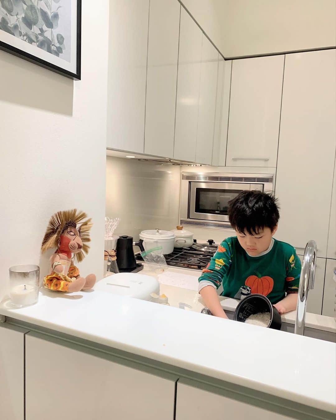 石村友見さんのインスタグラム写真 - (石村友見Instagram)「. 「ママあしたは6時に起こして！」 ⁡ 朝はいつもぐずって なかなか起きない息子が めずらしいお願いをしてきました。 ⁡ 早起きして何するつもりかしら？ と思いつつ、翌朝起こすと、 がんばってベッドから抜け出し キッチンのほうに歩いていきました。  冷蔵庫を開け閉めする音や 水をだすシャーという音がするので、 寄っていて、何してるの？と聞くと  「ごはん🍚炊いて 　卵焼き🍳つくるの」  わが家では、お手伝いをすると ちょっとしたおこづかいがもらえます。 ⁡ ははーん、 また買いたいゲーム🎮でもあるのね。 そういえばお友達がもっていた ゲームを欲しがっていたような。  自分でおこづかいをためて 買おうとしてるんだから、 えらいぞ息子よ。  危なっかしい手つきで、 熱くなったフライパンに 卵🥚を落としています。  ためしに聞いてみました。 おこづかいためて、何買うの？  するとまだ眠そうな目で、 フライパンの上で少しずつ かたまっていく卵を見ていた息子が ぼそっと言いました。  「ママに母の日のプレゼント買いたいの」  えっ⁉︎  えっ⁉︎ えーーーーーーーー😭😭😭 ⁡ ⁡なんてこと！？ か、か、母ちゃんうれしい🥹 思わずギュッってしたくなりました。 朝から心に羽が生えた母ちゃんでした🕊  #何よりあなたがプレゼント #母の日  #子育て  #子供」5月12日 7時38分 - tomomi.ishimura
