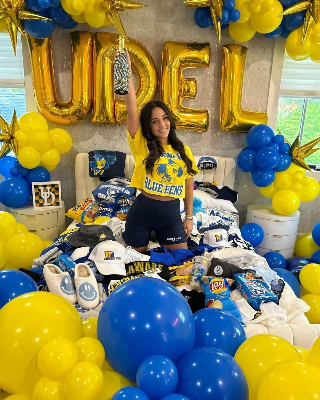 メリッサ・ゴーガさんのインスタグラム写真 - (メリッサ・ゴーガInstagram)「And just like that…. SHE CHOSE @udelaware💙💛 I’m so proud of you @antoniagorgaa ! I’m having so many emotions right now! I am smiling, I am proud, I am crying. I am a hot mess!! Can’t wait for you to start this new chapter of your life.   Need to thank a couple people that were so incredible and I would love to recommend them to you guys😃 They helped make this bed party everything it was!! 1st off All of her amazing girlfriends!! 💛💙  @roadie.couture The most amazing custom college gear! They are beyond💙   @dontpoptheparty These Balloons!!! Out of this world! So gorgeous!!🌟  @thedjzo custom sneakers💛  @mbbubblychef candy platters💙  @domeafavourparty custom party favors💙 @collegeblingbottles 🍾  @creativejawns blanket💛  @nptdesigns shadowbox @_mkcreations1 custom party favors💙💛」5月12日 7時38分 - melissagorga