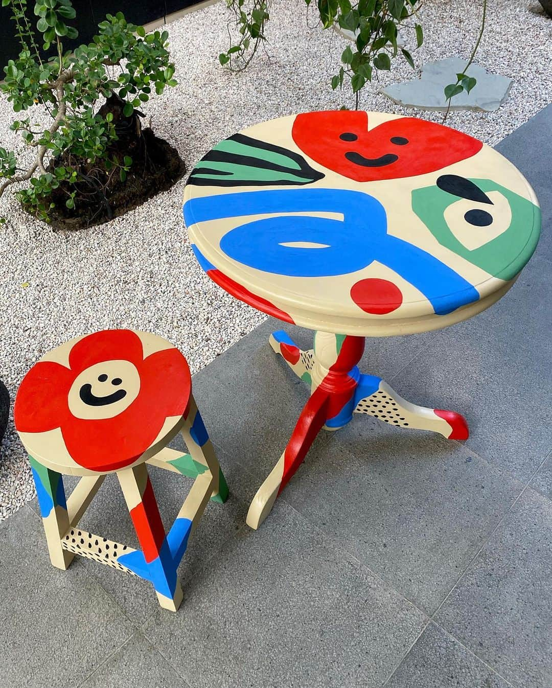 Rik Leeさんのインスタグラム写真 - (Rik LeeInstagram)「This week I put down the pencils and picked up a paint brush. Now I have a sudden urge to paint everything! 😅 . I started by painting some things I had laying around the house, including this stool, table and pot plant. What to be paint next? 😏 #rikleeillustration #art #design #interior #graphicdesign #artstudio #mural」5月12日 7時42分 - rikleeillustration