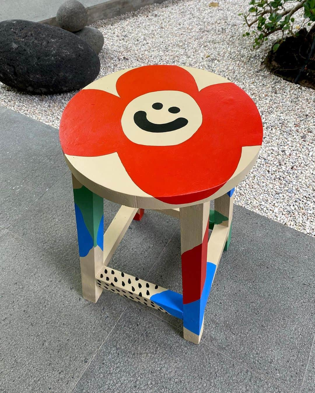 Rik Leeさんのインスタグラム写真 - (Rik LeeInstagram)「This week I put down the pencils and picked up a paint brush. Now I have a sudden urge to paint everything! 😅 . I started by painting some things I had laying around the house, including this stool, table and pot plant. What to be paint next? 😏 #rikleeillustration #art #design #interior #graphicdesign #artstudio #mural」5月12日 7時42分 - rikleeillustration