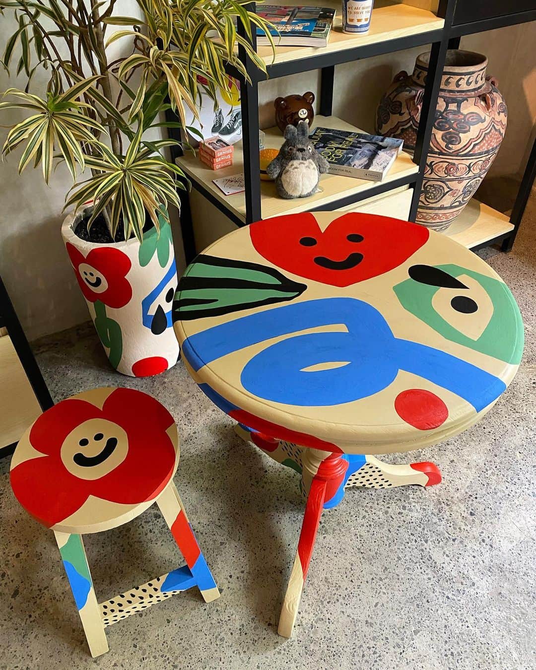 Rik Leeのインスタグラム：「This week I put down the pencils and picked up a paint brush. Now I have a sudden urge to paint everything! 😅 . I started by painting some things I had laying around the house, including this stool, table and pot plant. What to be paint next? 😏 #rikleeillustration #art #design #interior #graphicdesign #artstudio #mural」