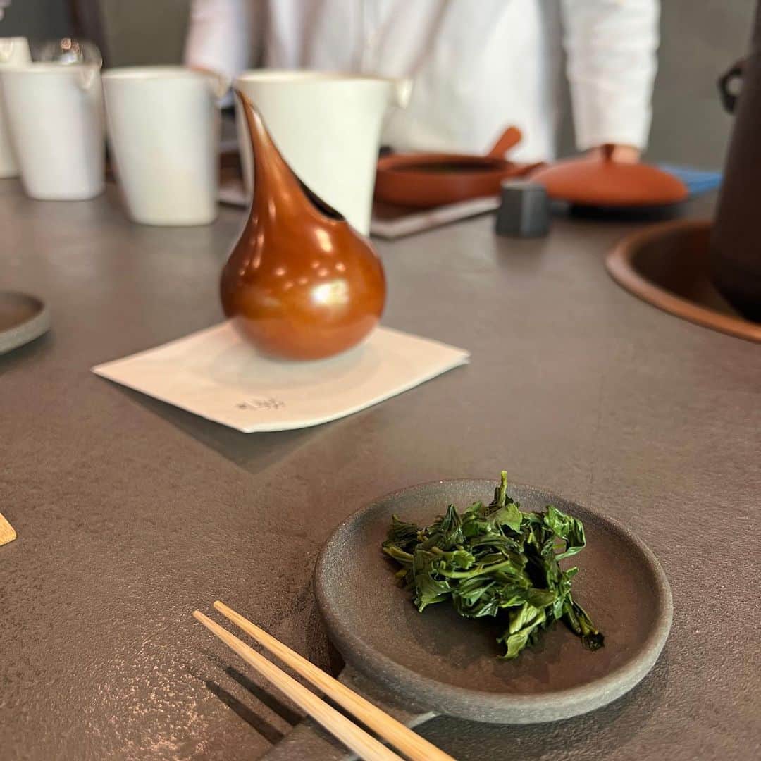 長谷川朋美さんのインスタグラム写真 - (長谷川朋美Instagram)「箱根強羅にある日本茶専門#茶石 に行ってきました🍵 @chaseki_hakone   凄く好みで素晴らしい体験でした🥹  日本のお茶の文化を存分に味わえるので、 外国の方にもたくさん体験していただきたいなー♡  私は禅が大好きですが、　 こちらでもそんな時間が過ごせると思います🧘  ちなみに私は玉露と、和菓子、 最後に抹茶もいただいたのですが、  玉露は最初は低めの温度で二度いただき、 その後は温度を上げて三度目を出していただき、 どれも全く違う風味と味で、三度楽しめます😍  豊かな時間だな〜と味わいも空間も、 感覚も噛み締めていました✨  内装も古いものを残しつつ現代的に リノベーションされていて素敵でした💓  絶対またいきます❣️  ご一緒したのは箱根でハンバーガー屋さん🍔と 宿泊施設を経営する @box_burger_jp  @onsenyado.hakonowa   友人の @sayakajapan さん✨  久々にキャッチアップもできて嬉しかったし いつも素敵なお店を教えてくれて ありがとうございますー🥰  #箱根 #hakone #強羅 #gora #お茶 #日本茶 #玉露 #抹茶 #禅 #zen」5月12日 7時48分 - hasegawa.elena.tomomi