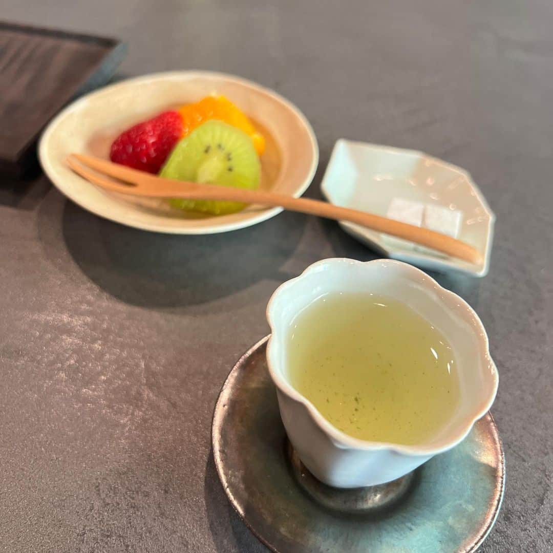 長谷川朋美さんのインスタグラム写真 - (長谷川朋美Instagram)「箱根強羅にある日本茶専門#茶石 に行ってきました🍵 @chaseki_hakone   凄く好みで素晴らしい体験でした🥹  日本のお茶の文化を存分に味わえるので、 外国の方にもたくさん体験していただきたいなー♡  私は禅が大好きですが、　 こちらでもそんな時間が過ごせると思います🧘  ちなみに私は玉露と、和菓子、 最後に抹茶もいただいたのですが、  玉露は最初は低めの温度で二度いただき、 その後は温度を上げて三度目を出していただき、 どれも全く違う風味と味で、三度楽しめます😍  豊かな時間だな〜と味わいも空間も、 感覚も噛み締めていました✨  内装も古いものを残しつつ現代的に リノベーションされていて素敵でした💓  絶対またいきます❣️  ご一緒したのは箱根でハンバーガー屋さん🍔と 宿泊施設を経営する @box_burger_jp  @onsenyado.hakonowa   友人の @sayakajapan さん✨  久々にキャッチアップもできて嬉しかったし いつも素敵なお店を教えてくれて ありがとうございますー🥰  #箱根 #hakone #強羅 #gora #お茶 #日本茶 #玉露 #抹茶 #禅 #zen」5月12日 7時48分 - hasegawa.elena.tomomi