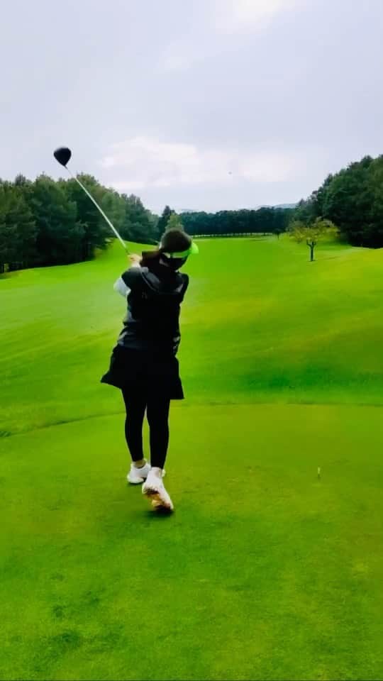 石野智子のインスタグラム：「🏌️‍♀️  去年の動画たち⛳️ 企画が始まった日から撮った日順です。  今年はまだコースどころか 練習にも行けていません😔  下手なのに動画を載せた理由は…  以前Instagramのストーリーで、皆さんに どんな投稿が見たいですか？と聞いたところ 最終的に意外にも1番多かったのが 「スポーツしているところが見たい」でした😳  これで、、、あっていますか？？（笑）  YouTubeの企画を機に ゴルフに挑戦したときの動画を まとめてみました〜  いつか100切りを夢見ています🤫(小声)  #ゴルフ #ゴルフ女子 #ゴルフの練習 #YouTube  #アナウンサー」