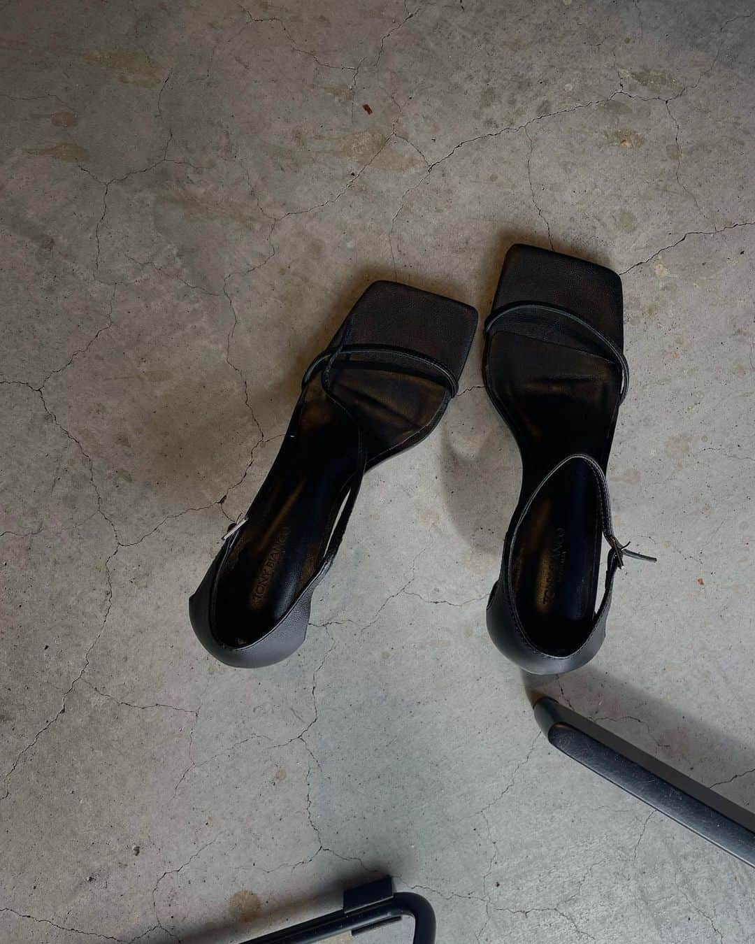 Erikaさんのインスタグラム写真 - (ErikaInstagram)「@tonybianco 🖤  𝐒𝐮𝐦𝐦𝐞𝐫 🖤🖤  #summer#sandal#shoes#tonybianco」5月12日 7時59分 - 911erika