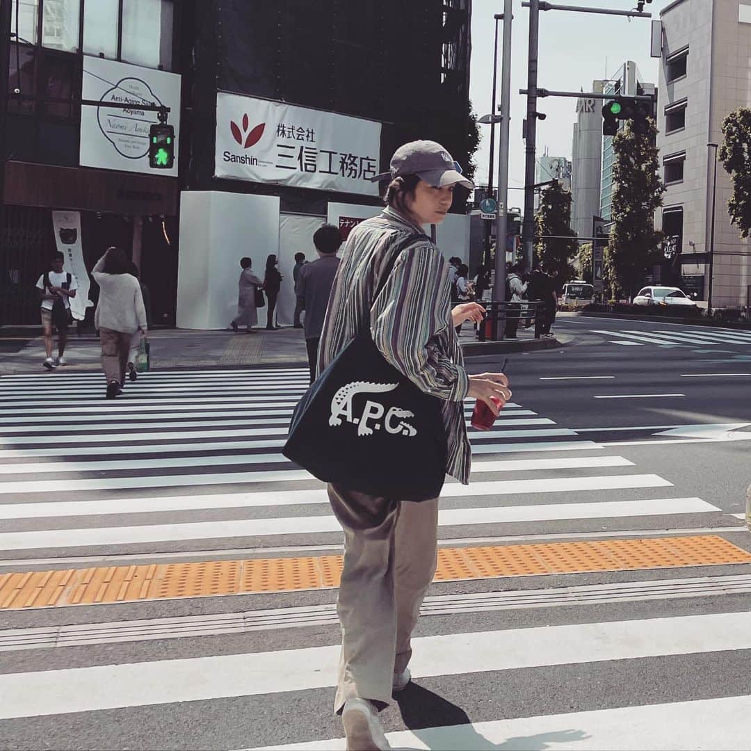 竹下玲奈のインスタグラム：「散歩っぽ〜🦆 #ootd  shirts.... @shinzone_tokyo  tshirts.... @carhartt  bottom.. @curensology  bag....... @apc_paris」