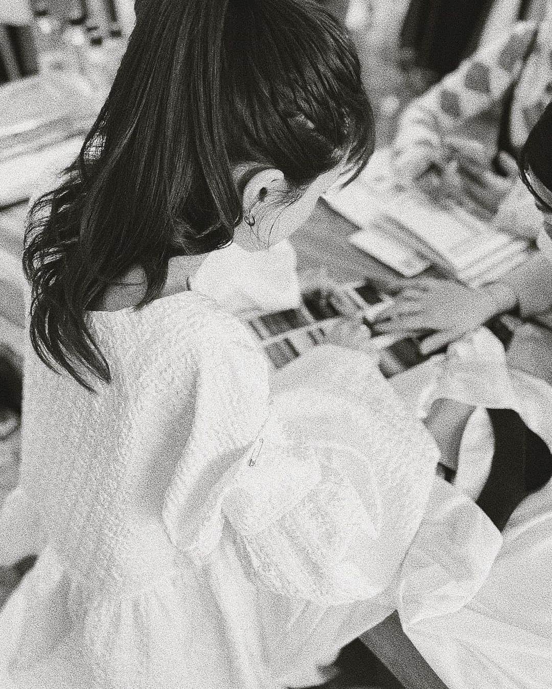 喜田彩子のインスタグラム：「⁡ ⁡ 昨日のストーリーに沢山のDMありがとうございます😭💕 嬉しかったのでこちらにも載せちゃお♡ ⁡ @nostalgia_jp さんとの2023 AWコラボ服のサンプルチェック！ 初めてコラボでお洋服を作らせてもらったのが2020 SS。 なので、今回で8回目!?のコラボです🧸✨ ⁡ 色んなお仕事をさせていただいていて もちろん全て大好きなお仕事ですが ものづくりをしている時が一番ワクワクし テンションが上がっている自分を再確認します。 ⁡ ⁡ MA CHERIEとしてコラボさせていただいて 100%‼︎‼︎私の作りたいお洋服を、nostalgiaのデザイナーさんや プレスのみなさんと一緒に作らせていただいています！！！ 今回のAWのサンプルも、まだ細かな修正は必要ですが 最高に可愛く上がってきて 昨日はテンション上がりっぱなしでした😆💕 ⁡ 写真の他にもワンピースやスカートがまだあるんだよぉう♡♡ ⁡ ⁡ ⁡ #nostalgia #ノスタルジア #MACHERIE #コラボ服 #2023AW #AW  ⁡」