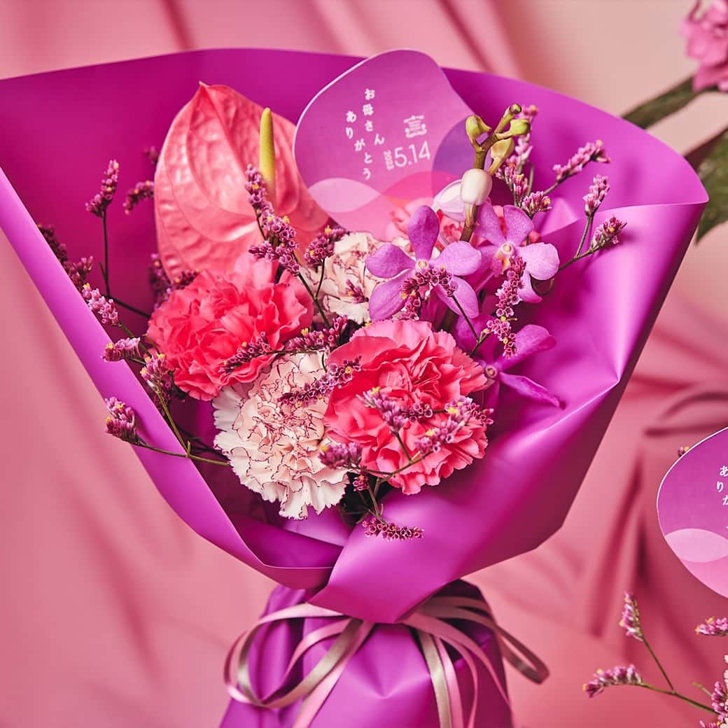 青山フラワーマーケットさんのインスタグラム写真 - (青山フラワーマーケットInstagram)「【2023年 母の日フラワーギフト】 ピンクのカーネーションを主役に、華やかに、キュートに束ねたブーケ。 お気に入りの花瓶にいけて飾れば、空間を明るく、優しい雰囲気にしてくれます。 　 ペールピンク、ビビッドピンク、モーヴピンクなど、多彩なピンクが織りなすやさしいグラデーションを楽しんで。 　 ■青山フラワーマーケット ブーケ ディライト ピンク　3,850円  【ピンク】の他に、【レッド】【オレンジ】のアイテムも。 母の日のフラワーギフト特集は、ハイライト「母の日特集」よりご覧いただけます。 　 #母の日 #mothersday #5月14日は母の日 #3つのカラーパレット #母の日ブーケ #bouquet #ブーケ #母色フラワーギフト #やさしさを贈るピンク #青山フラワーマーケットの母の日 #母の日ギフト #母の日のプレゼント #旬の花 #季節を楽しむ #花とおうち時間 #花を楽しむ #花のある暮らし #花のある日常 #花の飾り方 #花を飾る #花を飾ろう #花を飾る生活 #花 #aoyamaflowermarket #青山フラワーマーケット」5月12日 8時10分 - aoyamaflowermarket