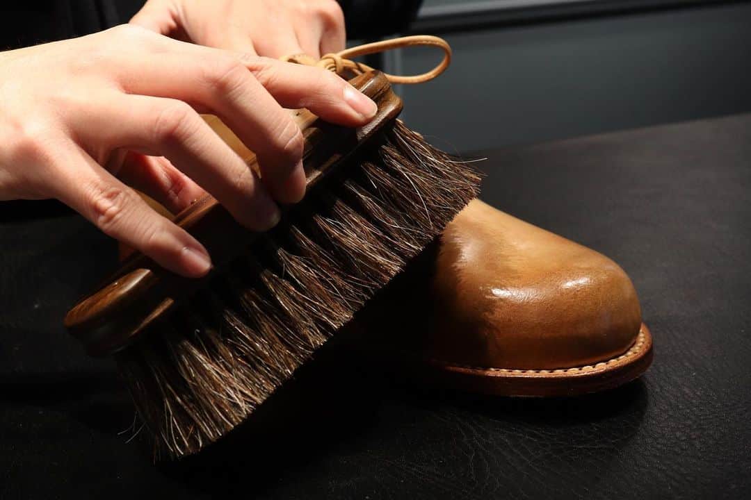 m.mowbrayさんのインスタグラム写真 - (m.mowbrayInstagram)「ブラシの使い分け、毛の種類ごとに解説！  . . 靴磨きで欠かせないアイテムのひとつが、  ・ホコリ落とし ・ツヤ出し、仕上げ  など、様々な役割を持つ “ ブラシ ” です。 そんなブラシですが、靴磨きで使うものには様々な種類があります。  今回のブログでは、その中でも最もポピュラーな  ・馬毛 ・豚毛 ・山羊毛  の3つについて、用途や違いを解説いたします。  . ------------------------------ @｜ハイライト ▶▶▶ブラシ使い分け ------------------------------  よりご覧いただけます。 ぜひ、チェックしてみてください🔥 . . . . #靴磨き#靴修理 #シューシャイン#シューケア #革のある暮らし#革のある生活 #革#本革#革製品#革職人#革雑貨 #経年変化#エイジング #革靴男子#革靴女子 #今日の靴#今日の足元 #お手入れ#手入れ #メンテナンス #靴好き#革靴好き #レザープロダクト#レザー小物 #革#本革#革製品#革職人  ーーーーーーーーーーーーーーーーーーーーー」5月12日 8時28分 - m.mowbray