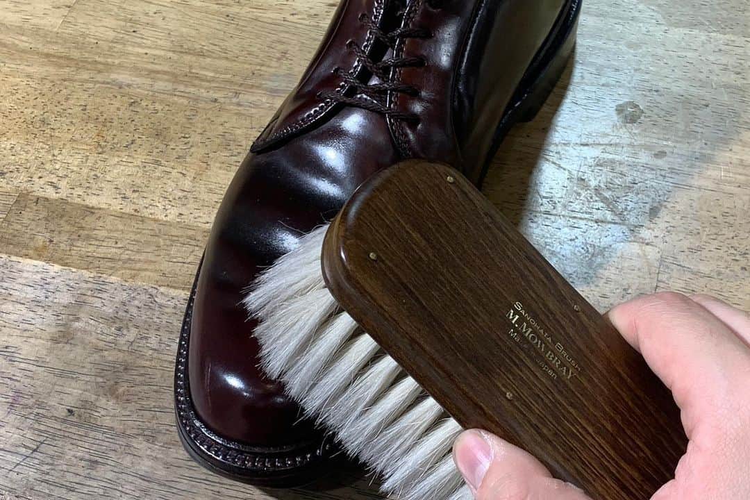 m.mowbrayさんのインスタグラム写真 - (m.mowbrayInstagram)「ブラシの使い分け、毛の種類ごとに解説！  . . 靴磨きで欠かせないアイテムのひとつが、  ・ホコリ落とし ・ツヤ出し、仕上げ  など、様々な役割を持つ “ ブラシ ” です。 そんなブラシですが、靴磨きで使うものには様々な種類があります。  今回のブログでは、その中でも最もポピュラーな  ・馬毛 ・豚毛 ・山羊毛  の3つについて、用途や違いを解説いたします。  . ------------------------------ @｜ハイライト ▶▶▶ブラシ使い分け ------------------------------  よりご覧いただけます。 ぜひ、チェックしてみてください🔥 . . . . #靴磨き#靴修理 #シューシャイン#シューケア #革のある暮らし#革のある生活 #革#本革#革製品#革職人#革雑貨 #経年変化#エイジング #革靴男子#革靴女子 #今日の靴#今日の足元 #お手入れ#手入れ #メンテナンス #靴好き#革靴好き #レザープロダクト#レザー小物 #革#本革#革製品#革職人  ーーーーーーーーーーーーーーーーーーーーー」5月12日 8時28分 - m.mowbray