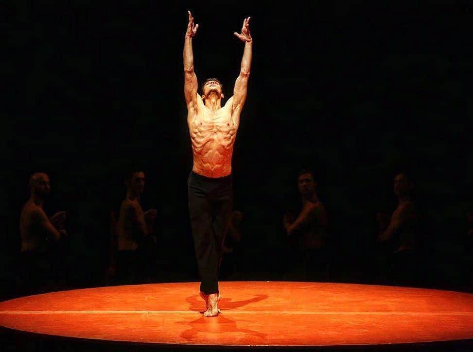 ロベルト・ボッレのインスタグラム：「Secondo spettacolo ✔️ @bejartballet @officialrobertobolle @teatroarcimboldimilano #bolero #bejart #ravel 🔴」