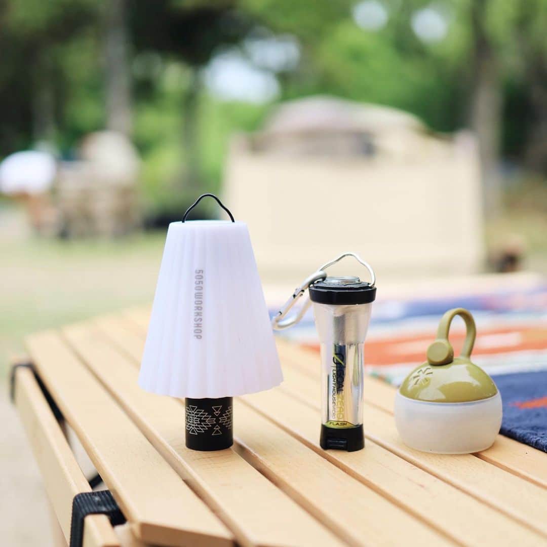 きなこのインスタグラム：「キャンプで使っているお気に入りコンパクトライトたち💡  家族でキャンプを始めた4.5年前からずっと愛用し続けている一番のお気に入りは"ゴールゼロ"。色んなランタンを試してきたけど、やっぱりこの小ささと軽さで、十分な明るさ＆最大170時間も点灯できるのってすごい✨ 我が家は複数のミニランタンたちをテントの中や外の各所に設置して使ってます☺️🏕  人気でずっと品薄だったけど、ようやく最近購入できるようになってきたゴールゼロ、防災グッズとしてもおすすめです！ ▶︎roomにも載せてます🙌  #ファミリーキャンプ #ランタン #キャンプギア #ゴールゼロ #小学生 #小学生男子 #育児 #子育て #こどもと暮らす」