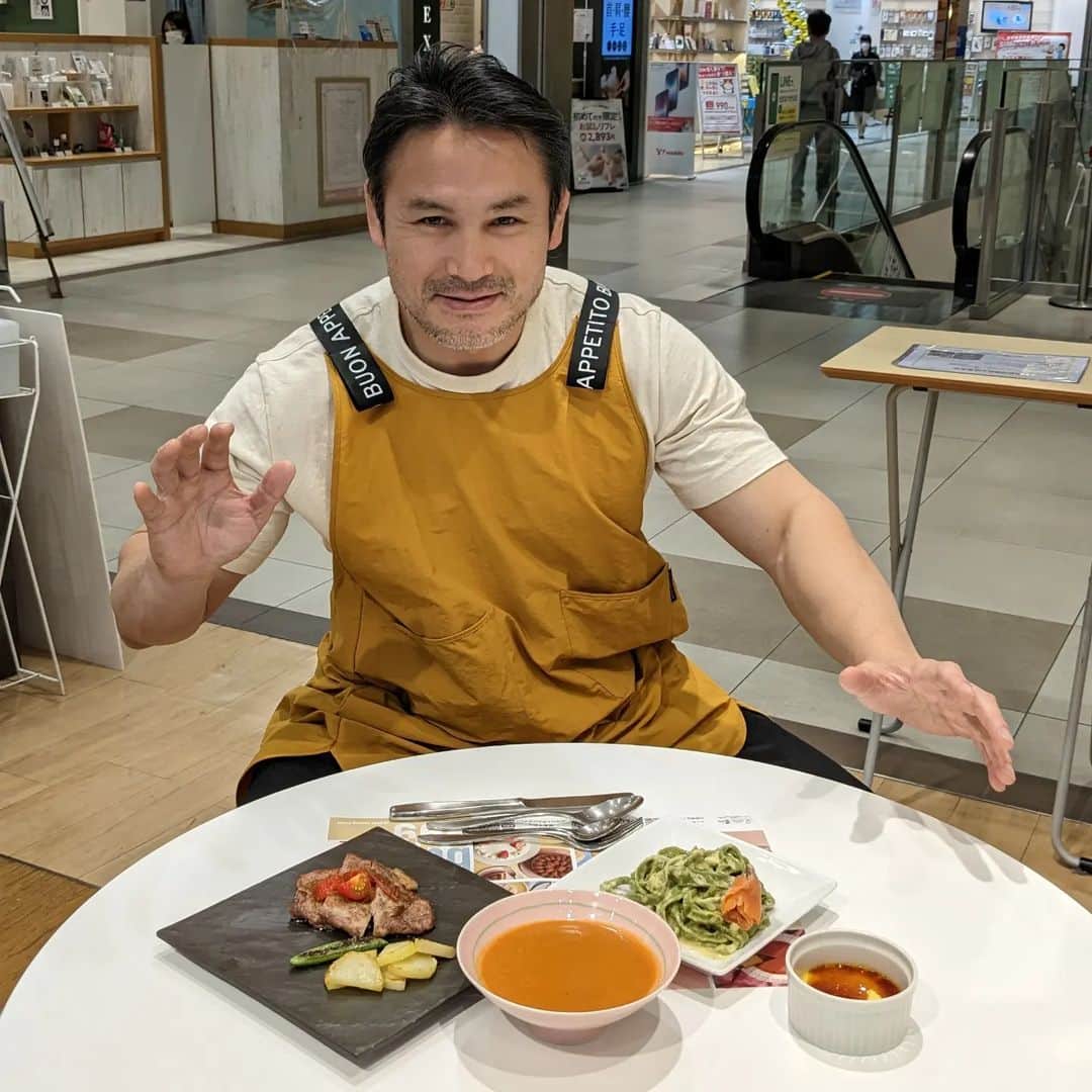 美濃輪育久（ミノワマン）さんのインスタグラム写真 - (美濃輪育久（ミノワマン）Instagram)「今回の料理トレーニングは手打ちフェットチーネと豚肉のグリルに挑戦！  はじめてパスタをこねて作りました。  もう少し作れるようになって子供にも食べさせたい。  https://www.abc-cooking.co.jp/  #料理トレーニング#ミノワマンZ」5月12日 8時37分 - minowamanz