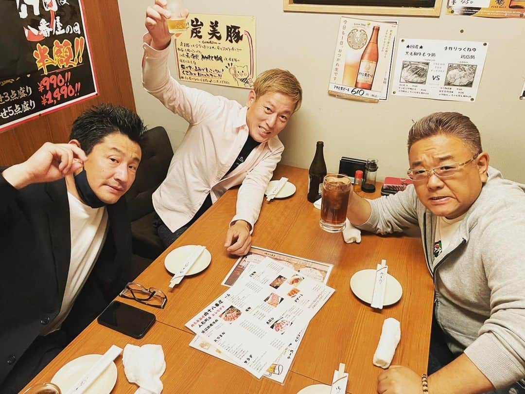 じゅんいちダビッドソンさんのインスタグラム写真 - (じゅんいちダビッドソンInstagram)「昨日は【サンドウィッチマン伊達とじゅんいちダビッドソンのトークライブvol.2】でした。 これだけ二人共なんも考えずに板に立つライブはなかなかないですが。 やっててめちゃくちゃオモロくて。なんやろ楽屋の話をそのまま引きずってライブ終わったらさらにそのまま居酒屋に引きずって。 会場入りから夜中まで出役の我々が笑いつづける、そんなライブ。 次回もぜひみなさんお集まりを🤣 左のやつはわたしの一番最初のコンビ時代の相方です（現サンドマネージャー） お客さんとグレープカンパニーあざす  #お笑い #トークライブ  #サンドウィッチマン #伊達みきお #じゅんいちダビッドソン #次回はまた不定期ですが少しスパン短めにしたいねと」5月12日 8時34分 - 0204junich_davidson_official