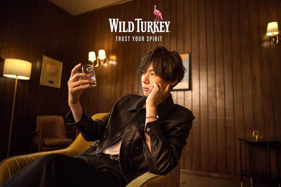 [ALEXANDROS]さんのインスタグラム写真 - ([ALEXANDROS]Instagram)「. #川上洋平 & #WildTurkey テレビCMがスタート！  de Mexicoをバックに、普段見られない洋平のお酒をたしなむシーンは必見ですよ！  隅々まで是非ご覧ください。  にーやん  #川上洋平 & #WildTurkey TV commercial out now!  Don’t miss Yoohei’s rare moment of having a sip to “de Mexico”!  Make sure to keep an eye out for the details too.  にーやん  https://alexandros.jp/contents/639476」5月12日 8時48分 - alexandros_official_insta