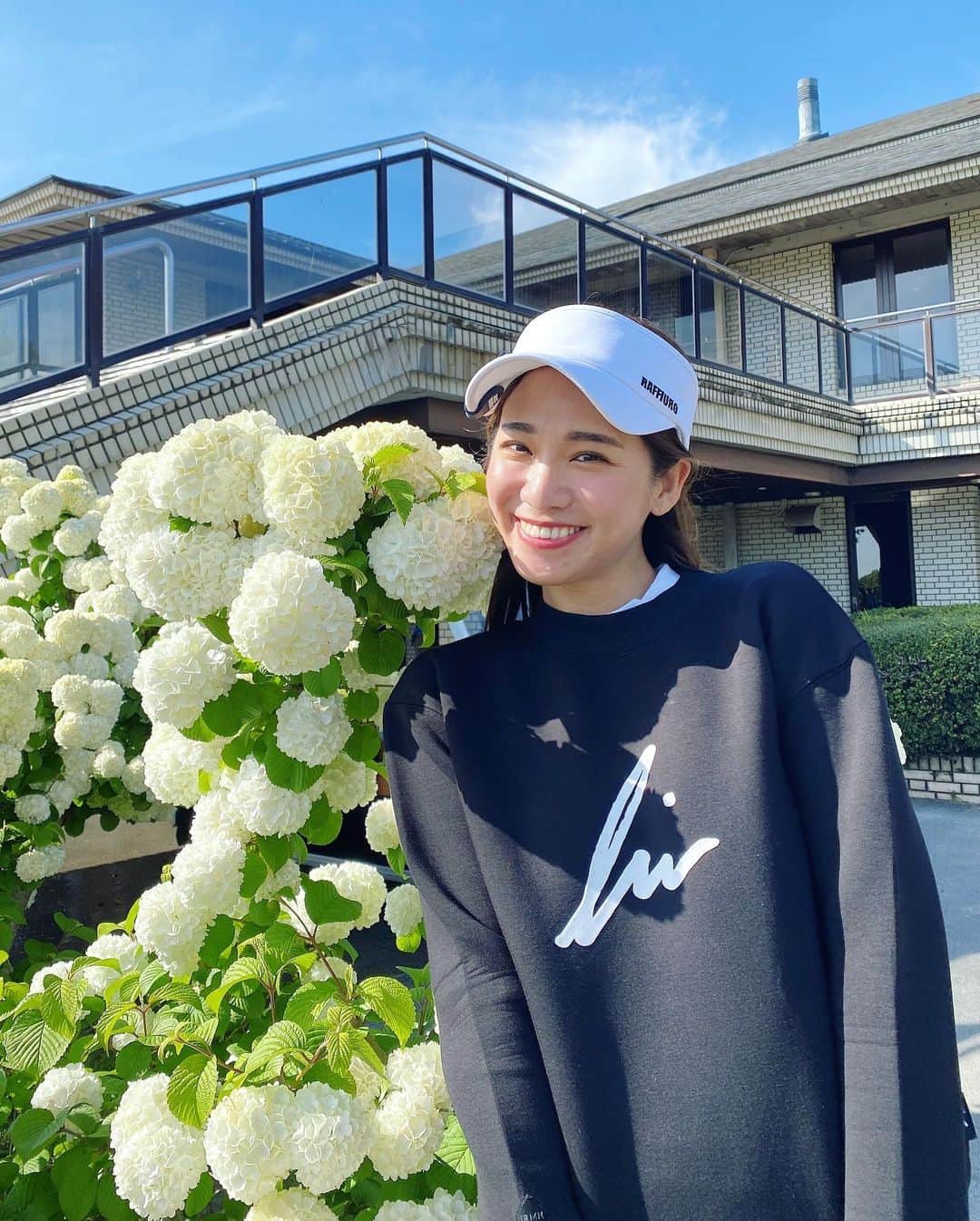藤森マリナさんのインスタグラム写真 - (藤森マリナInstagram)「#まりなはんのゴルフ記録 ⛳️ * topsはお気に入りの ▶︎ @irishman.jp 🤍 とにかく生地とかたちがすき☺️🫶🏻 * ストーリー見てくれたら分かるように 3ヶ月で100切り企画に参加するよ！ 心斎橋にあるシュミレーションゴルフ ▶︎ @1981golfclub のYouTube企画です⏯ もう1年近く110前後で ここから全く抜け出せない🥲 本気で頑張るから応援してて！🔥 * * 6枚目→あざとゴルフ女子💕 7枚目→世界一軽い返事 8枚目→これがまりなはんスマイル 9&10枚目→これが私の今の実力🏌️ #プレッシャーに弱い #3ヶ月で100切りチャレンジ * * * #ゴルフ女子#ゴルフウェア#ゴルフコーデ#ゴルフ女子コーデ#ゴルフ初心者#ゴルフスイング#関西ゴルファーと繋がりたい#シュミレーションゴルフ#irishman#golfgirl#golfwear#likewize#raffiuro#sldo#pgmgolf#ライオンズゴルフ倶楽部#ライオンズカントリー倶楽部#100切りたい」5月12日 19時50分 - maaarina0806