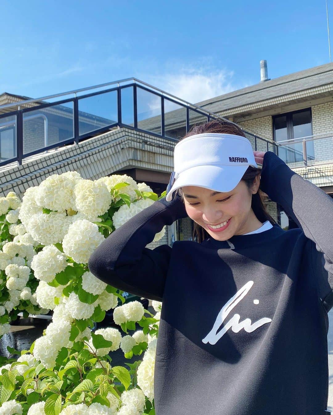 藤森マリナさんのインスタグラム写真 - (藤森マリナInstagram)「#まりなはんのゴルフ記録 ⛳️ * topsはお気に入りの ▶︎ @irishman.jp 🤍 とにかく生地とかたちがすき☺️🫶🏻 * ストーリー見てくれたら分かるように 3ヶ月で100切り企画に参加するよ！ 心斎橋にあるシュミレーションゴルフ ▶︎ @1981golfclub のYouTube企画です⏯ もう1年近く110前後で ここから全く抜け出せない🥲 本気で頑張るから応援してて！🔥 * * 6枚目→あざとゴルフ女子💕 7枚目→世界一軽い返事 8枚目→これがまりなはんスマイル 9&10枚目→これが私の今の実力🏌️ #プレッシャーに弱い #3ヶ月で100切りチャレンジ * * * #ゴルフ女子#ゴルフウェア#ゴルフコーデ#ゴルフ女子コーデ#ゴルフ初心者#ゴルフスイング#関西ゴルファーと繋がりたい#シュミレーションゴルフ#irishman#golfgirl#golfwear#likewize#raffiuro#sldo#pgmgolf#ライオンズゴルフ倶楽部#ライオンズカントリー倶楽部#100切りたい」5月12日 19時50分 - maaarina0806