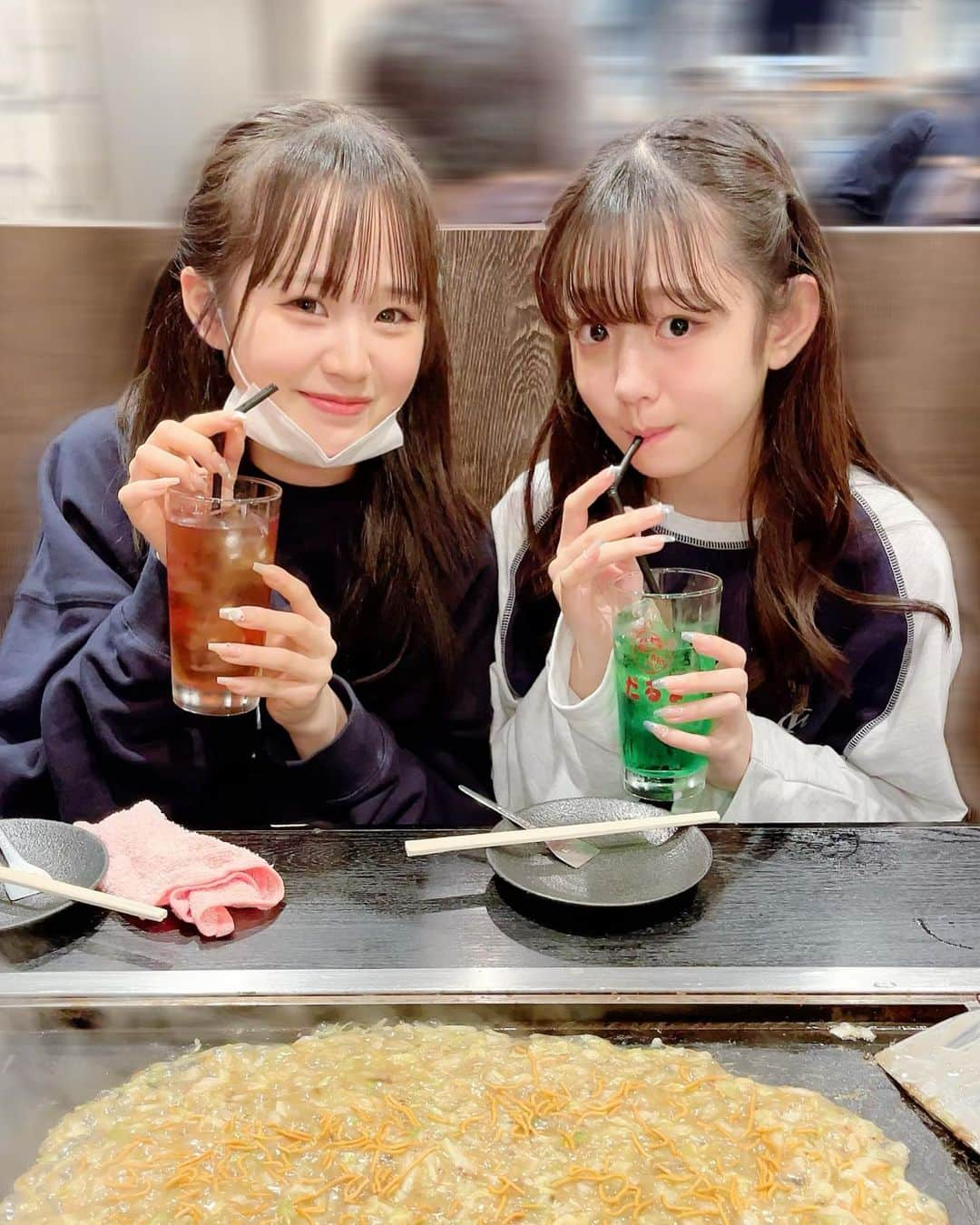 さやりさのインスタグラム：「2023/05/12  アイドル撮影した日はもんじゃ食べ行ったよー👩🏻‍❤️‍👩🏻💗 一応、東京そだちなのに一度も食べたことなかったw 月島のだるまさんってとこです🫶  今日TikTokあげたよー💭💭  あとYouTubeでお知らせしたとおり明日あさっては ショート投稿するから朝10時にみてねー  りさち表紙争奪戦がんばってるね！ アンケート少なくて落ち込んでたよ🫠💗 ぜひ書いたらしぇあしたげて #りさちを表紙にしよう2023  つけた投稿必ず見るらしいよw （ほんとにハートきた？）  #もんじゃ  #もんじゃ焼き  #月島  #月島もんじゃ  #かわいい妹  #さやりさ委員会  #まかせたぞ  #りさちを表紙にしよう2023」