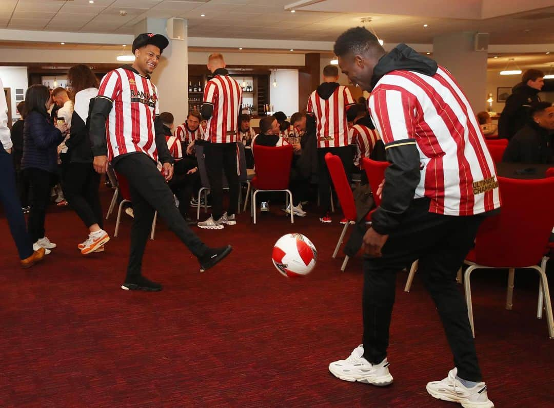 リアン・ブリュースターさんのインスタグラム写真 - (リアン・ブリュースターInstagram)「What A Day. See you in the Premier league Blades⚔️❤️ #demblades」5月12日 19時43分 - rhianbrewster