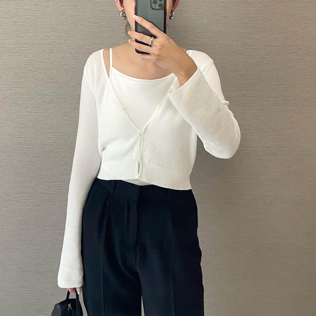 Nagiのインスタグラム：「GUのこのカーディガン気に入りすぎて白も🤍  インナーのUNIQLOもエアリズムコットンブラキャミソールも気に入って追加  イロチ買い☺️  cardigan. #gu inner. #uniqlo  bottom. #reedit shoes. #jilsander  bag. #therow   #code#fashion#コーデ#ファッション#シンプル#シンプルコーデ#モノトーン」