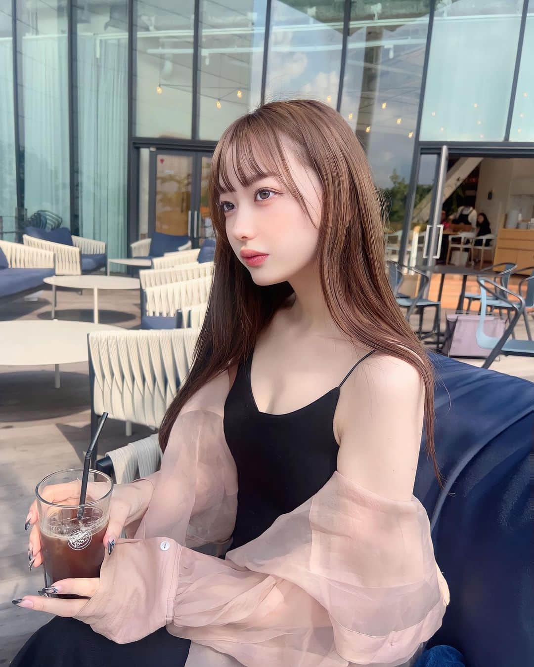のインスタグラム：「あったかくなってきて気持ちいい🍃⁡ ⁡ この前 小顔科学研究所さん @kogaokagaku で小顔矯正してもらったんだけど骨の歪みが治ってめっちゃ顔小さくなった🥺 ⁡ ⁡ ⁡ ⁡ ⁡ ⁡ ⁡#カフェ #原宿カフェ #原宿グルメ #オシャレカフェ  #エクステ #ミルクティーベージュ #韓国メイク#fashion #portrait #selfie #随手拍 #網美 #셀카 #패션 #데이트」
