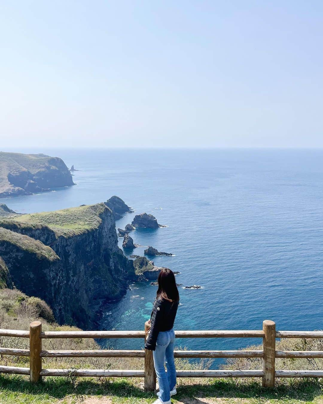 田原可南子さんのインスタグラム写真 - (田原可南子Instagram)「出雲から隠岐の島旅🤍🕊️  出雲大社でお参りをしてから 飛行機と船を乗り継ぎ隠岐の島へ。 4つの有人島のある諸島ですが そのうちの3つを周りました。  📍隠岐の島町 この地の三大杉といわれる 乳房杉、かぶら杉、八百杉は必見。 その地に2000年近く根ざしている杉たちは 清々しい空気と厳かな雰囲気に包まれていて神秘的でした。  📍海士町 Entoに宿泊。素敵な宿。 自転車に乗って隠岐神社まで向かうと 思いがけず満開の桜並木に出会えた🌸  📍西ノ島町 放牧された牛や馬、 摩天崖など雄大な自然の美しさに圧倒… こんな景色見たことない！ この海はひろし、 という海鮮丼のお店が美味しかったです。  島までの道のりはそれなりに苦労もあるけど その分、想像以上の体験がある。 なかなか味わうことのない貴重な時間を過ごしました☺️🍃  #隠岐の島 #隠岐の島町 #海士町 #西ノ島」5月12日 19時46分 - kanakotahara